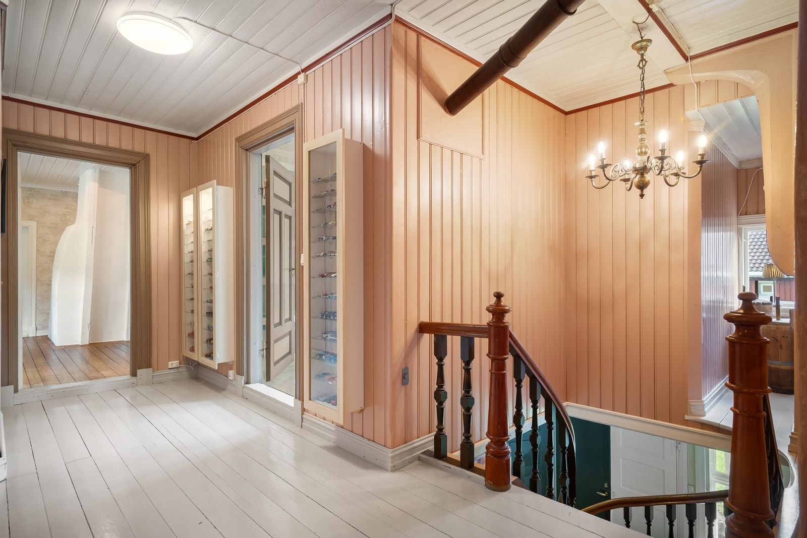 I andre etasje finner du bl.a. 4 soverom, stue, kontor, 2 bad og garderobe Galleribilde