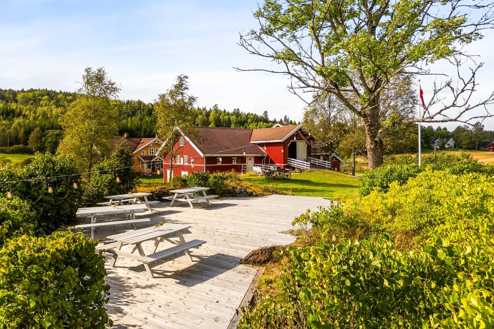 Like utenfor låven er det oppført en romslig platting som gir en fin forlengelse av selskapsarealene Galleribilde