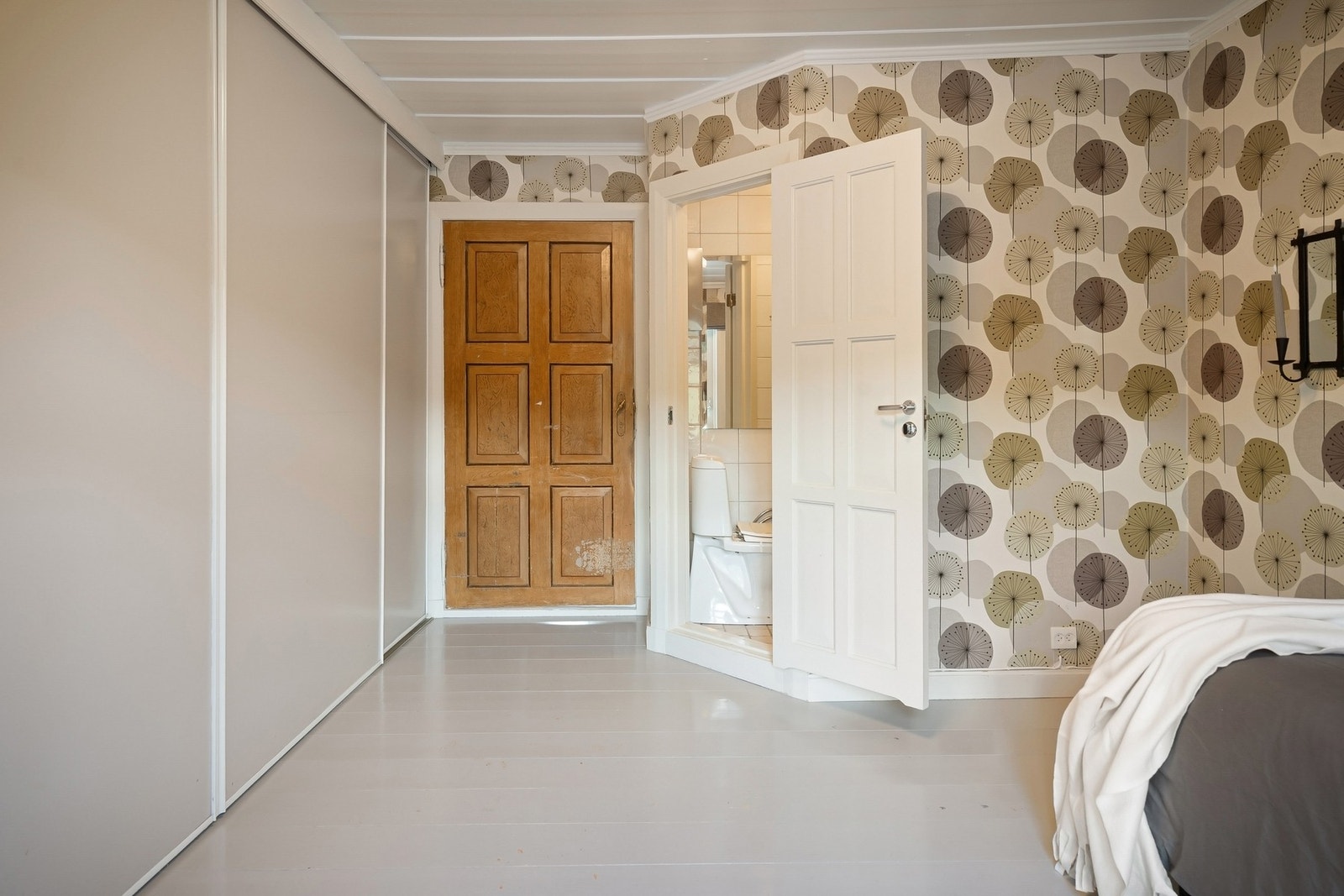 Soverommet har skyvedørsgarderobe og eget bad Galleribilde