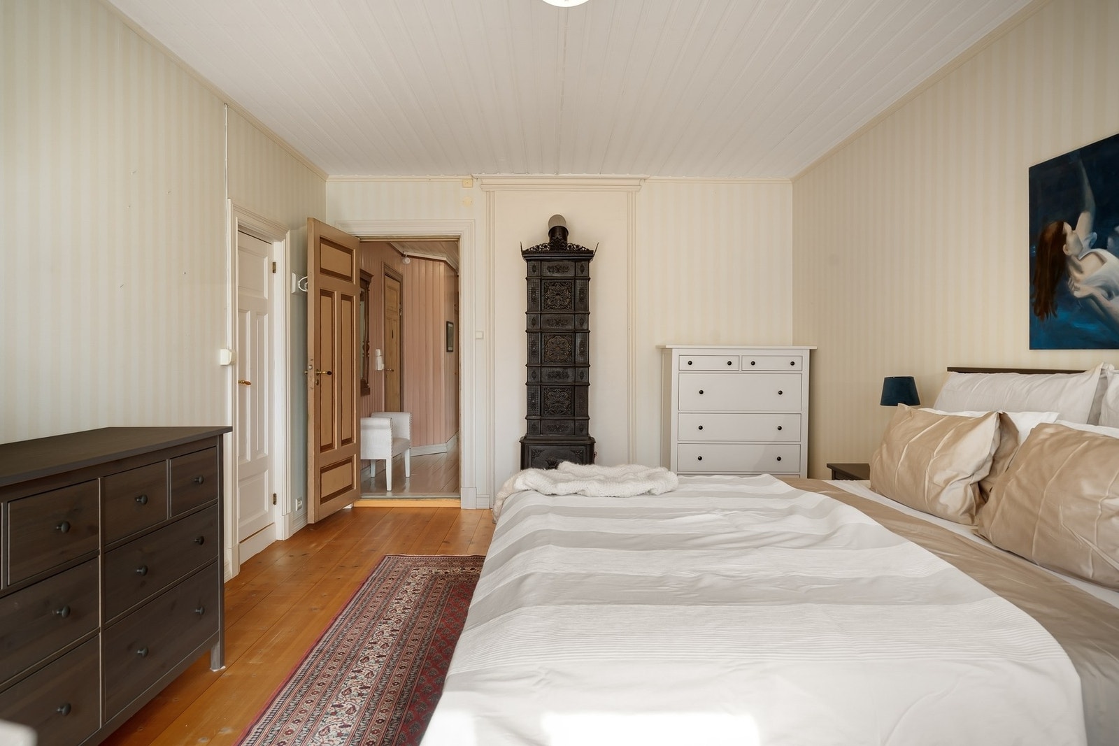 På hovedsoverommet er det god plass til dobbeltseng, garderobeskap og tilhørende møblement Galleribilde