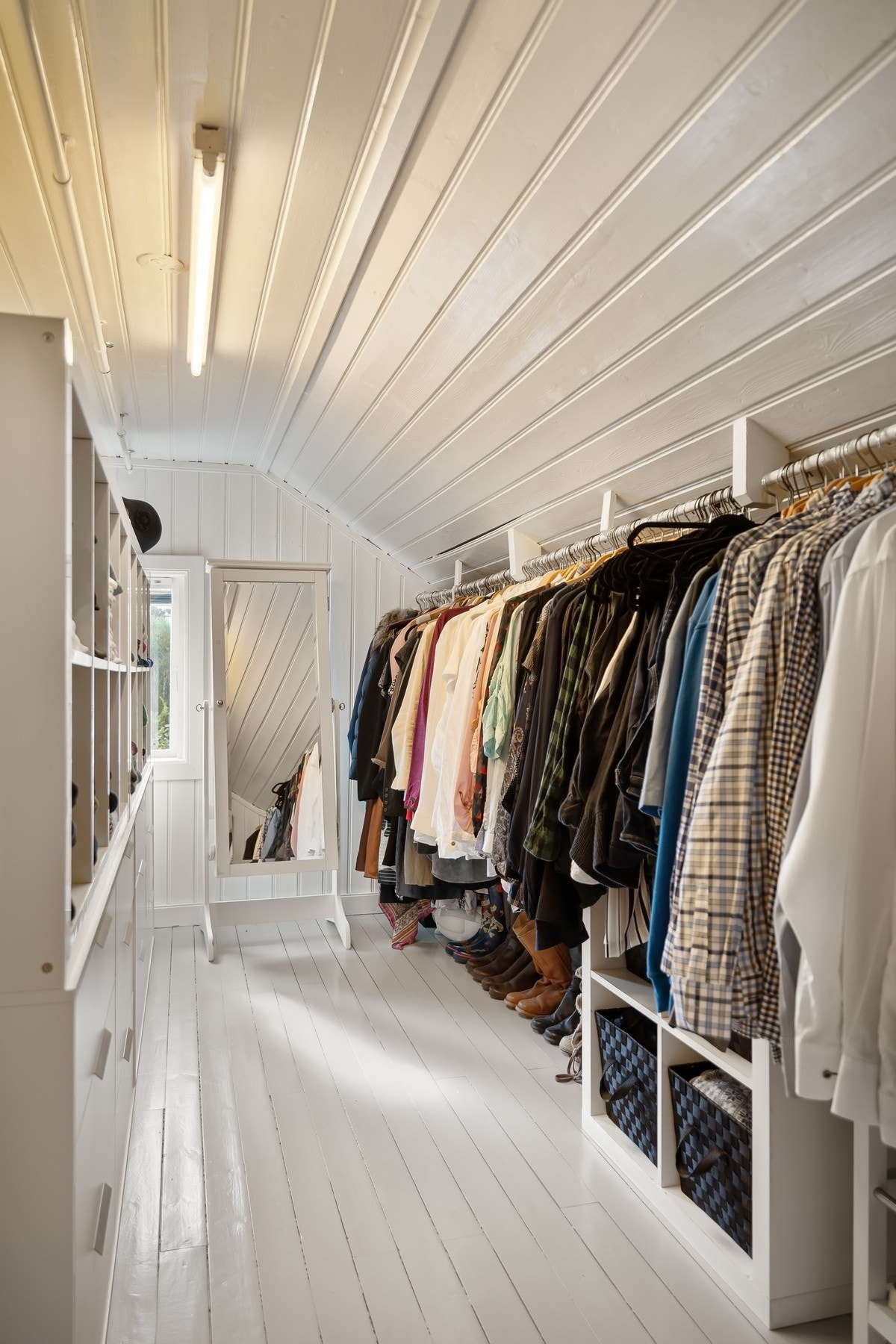 Walk-in closet med vindu. Tilgang til rommet har du via badet Galleribilde