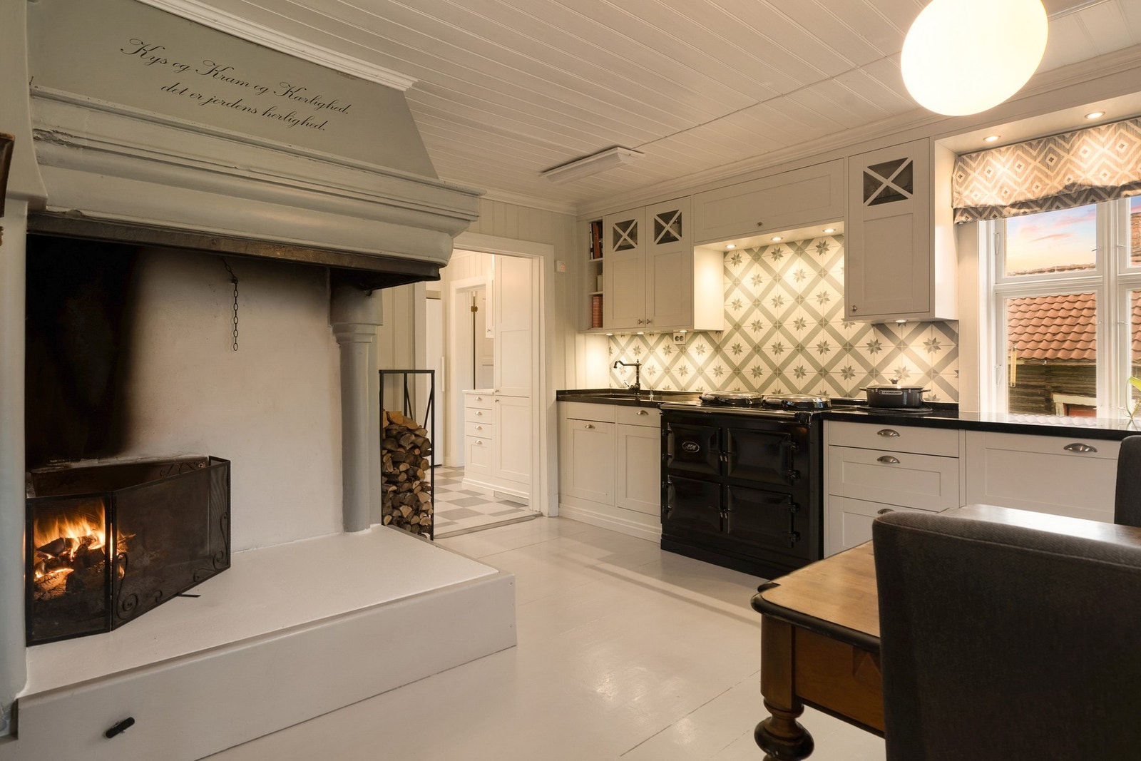 Kjøkkenet er videre utstyrt med to integrerte kjøleskuffer og en oppvaskmaskin Galleribilde