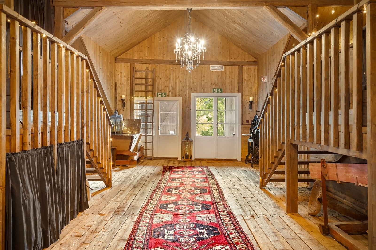 Den andre delen av låven inneholder lounge, spillrom, kjøkken og toaletter Galleribilde