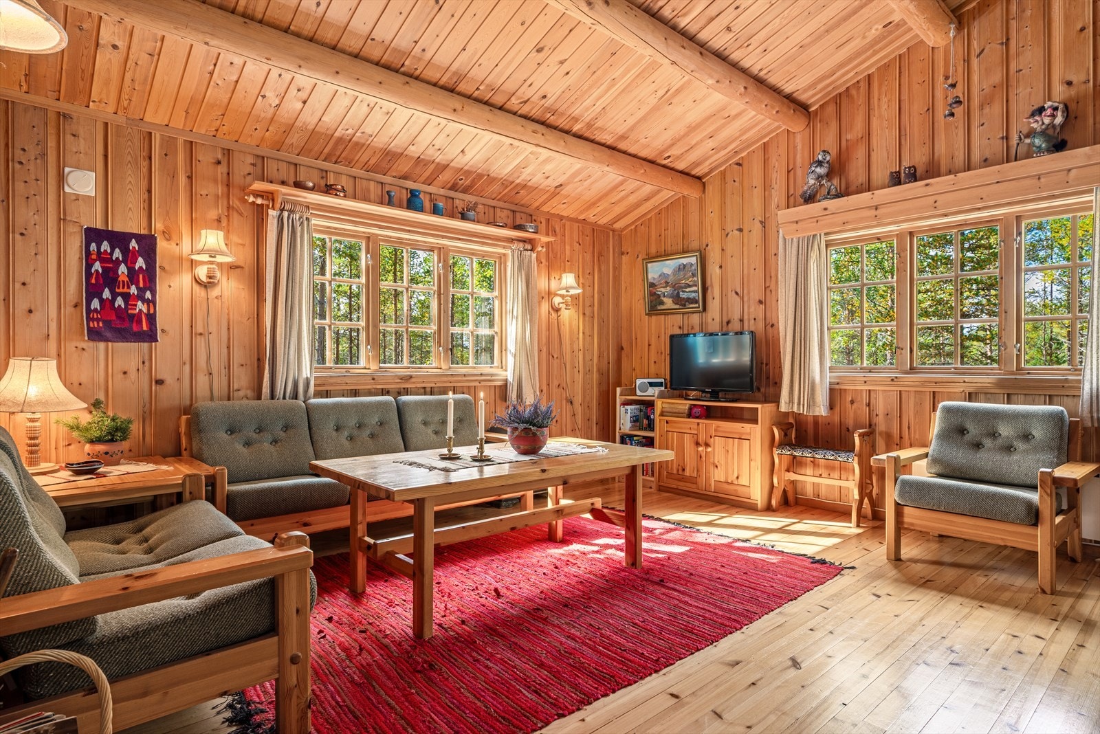 Åpen himling i stua gir en veldig god romfølelse. Galleribilde