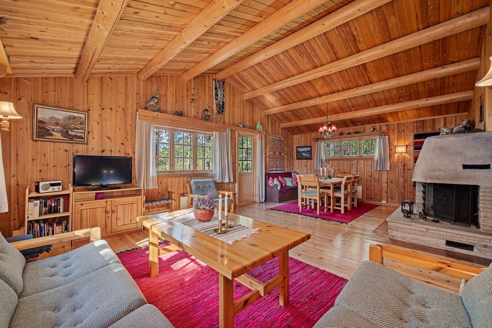 Romslig stue med plass for både sofagruppe og spisebord. Galleribilde