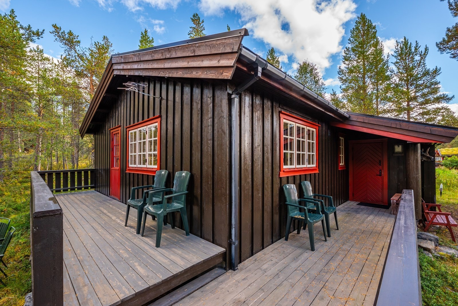 Terrassen strekker seg rundt to sider av hytta. Galleribilde