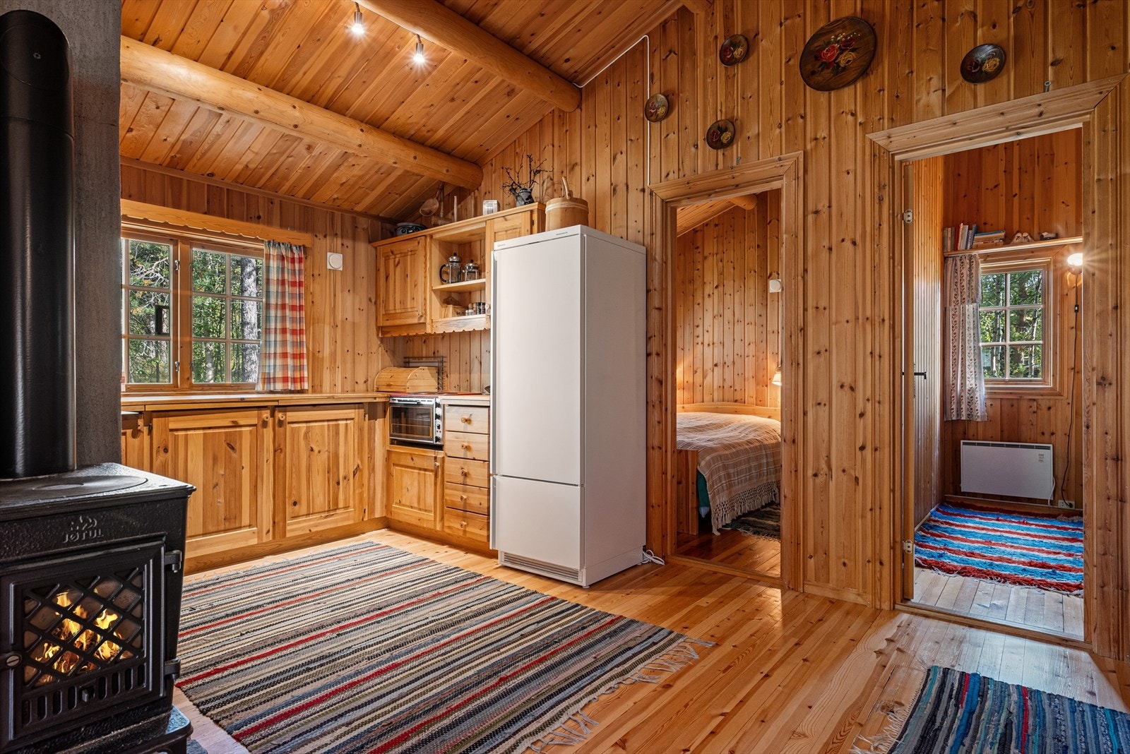 Fra kjøkken mot to av soverommene. Galleribilde