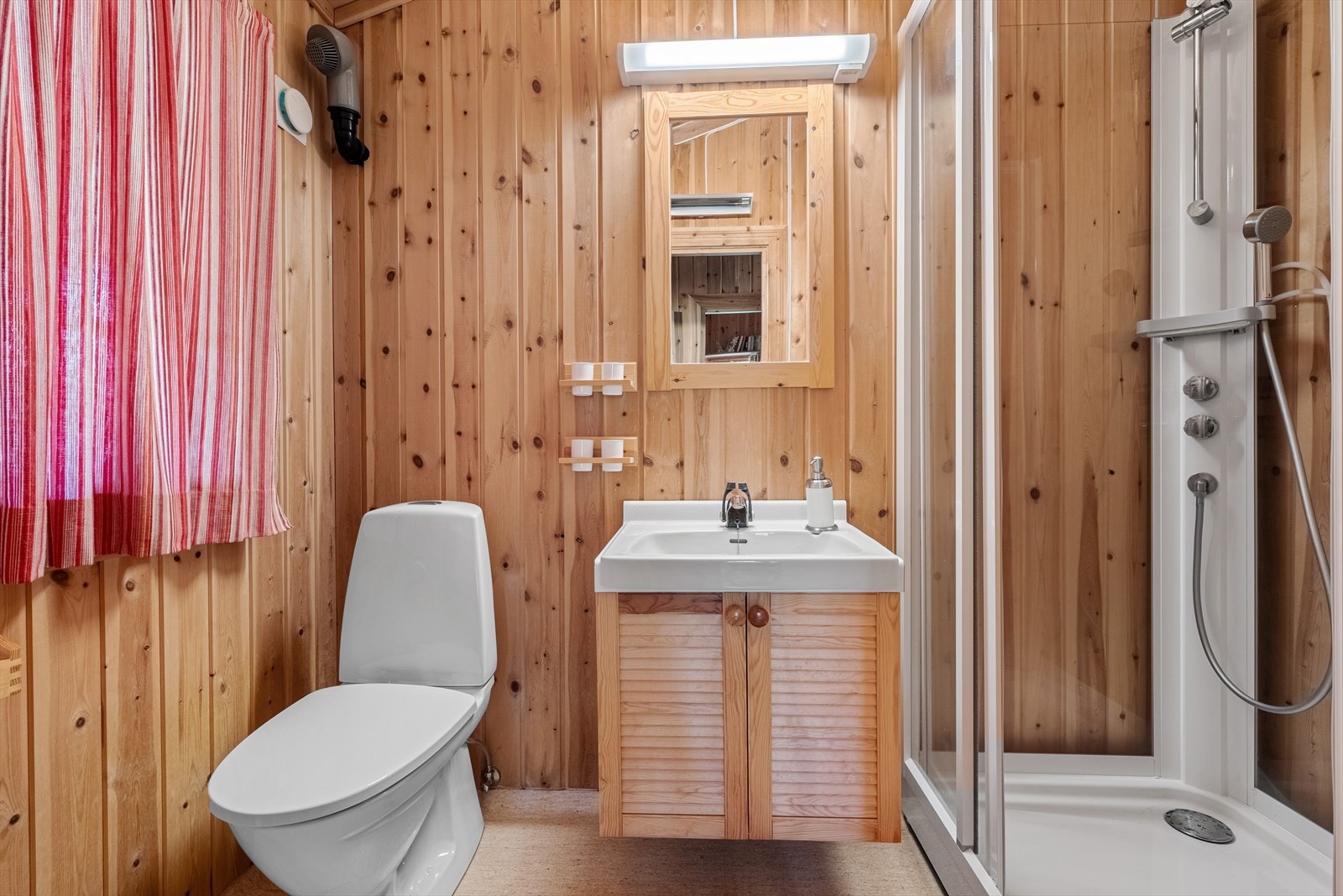 Bad med dusjkabinett, wc og servant. Galleribilde