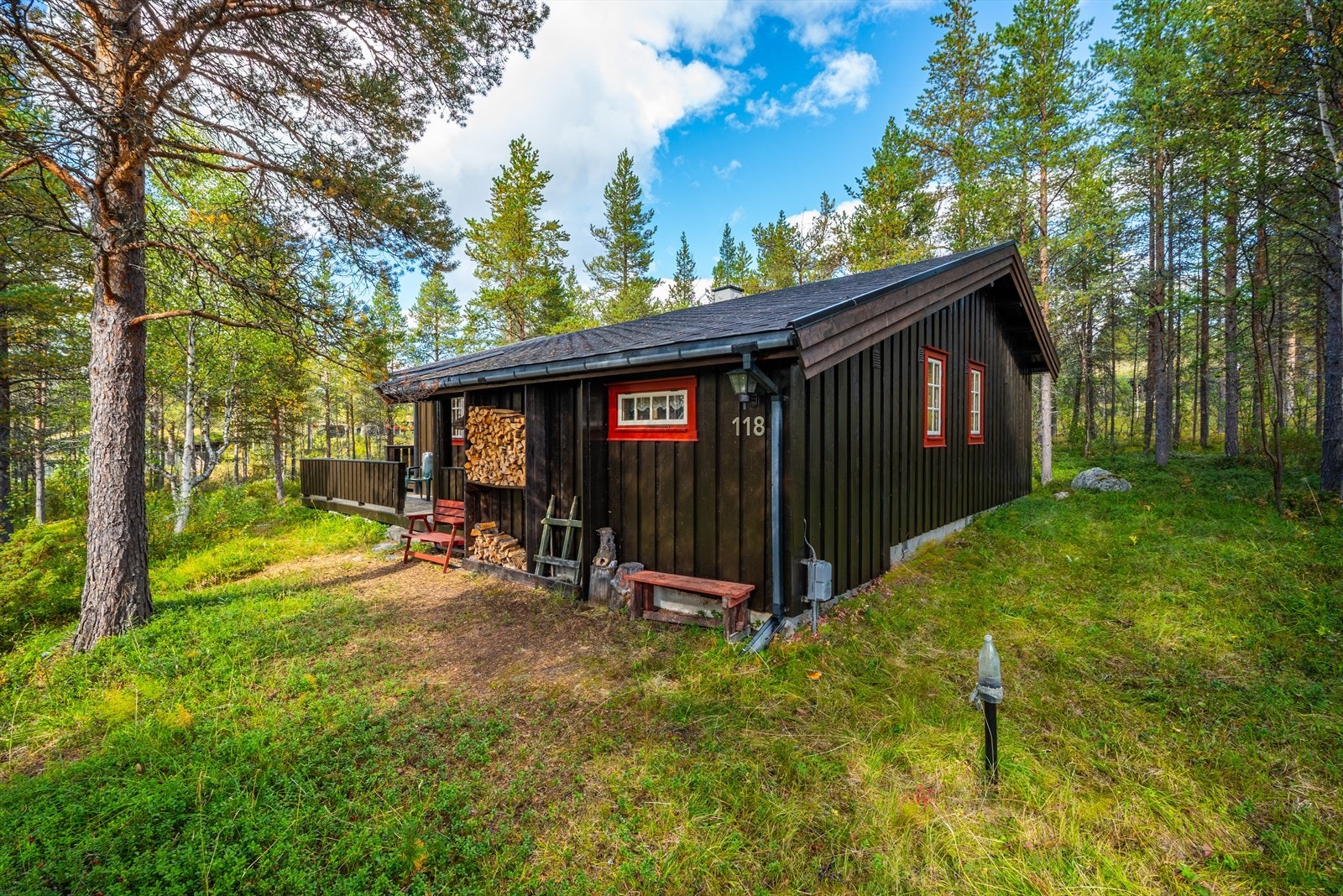 Hytte med sentral og attraktiv beliggenhet på Pinsti. Selveiertomt på ca 1,2 mål. Galleribilde