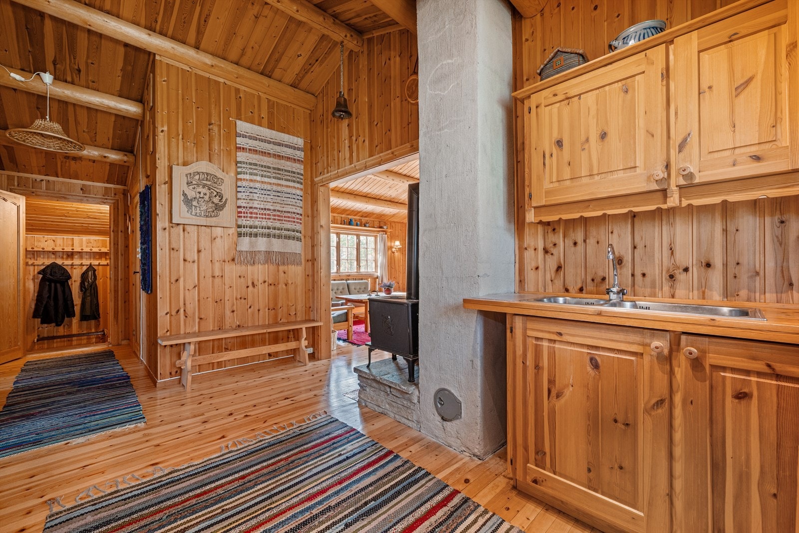 Fra kjøkken mot stue og gang. Galleribilde