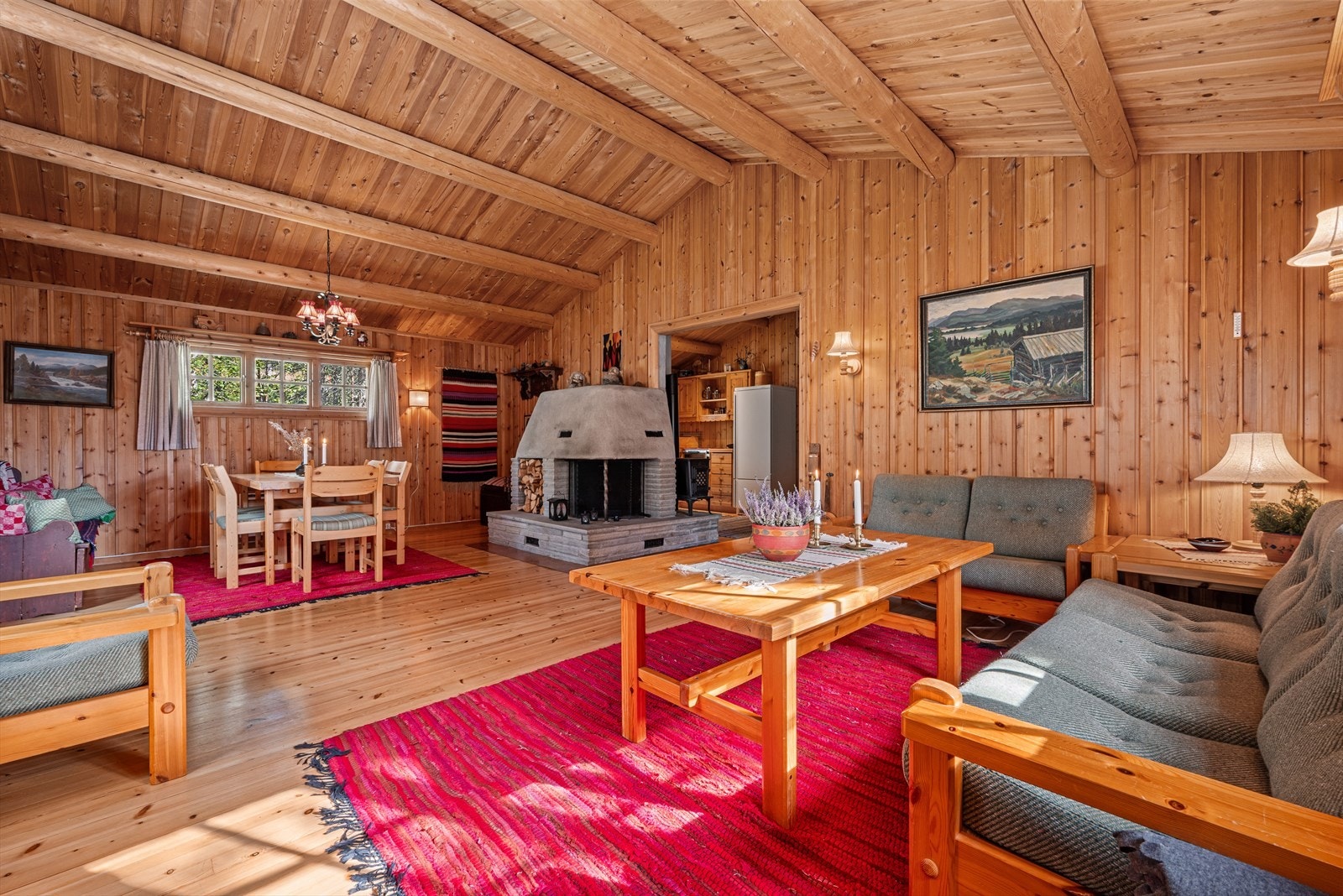 Stua har både peis og vedovn. Galleribilde