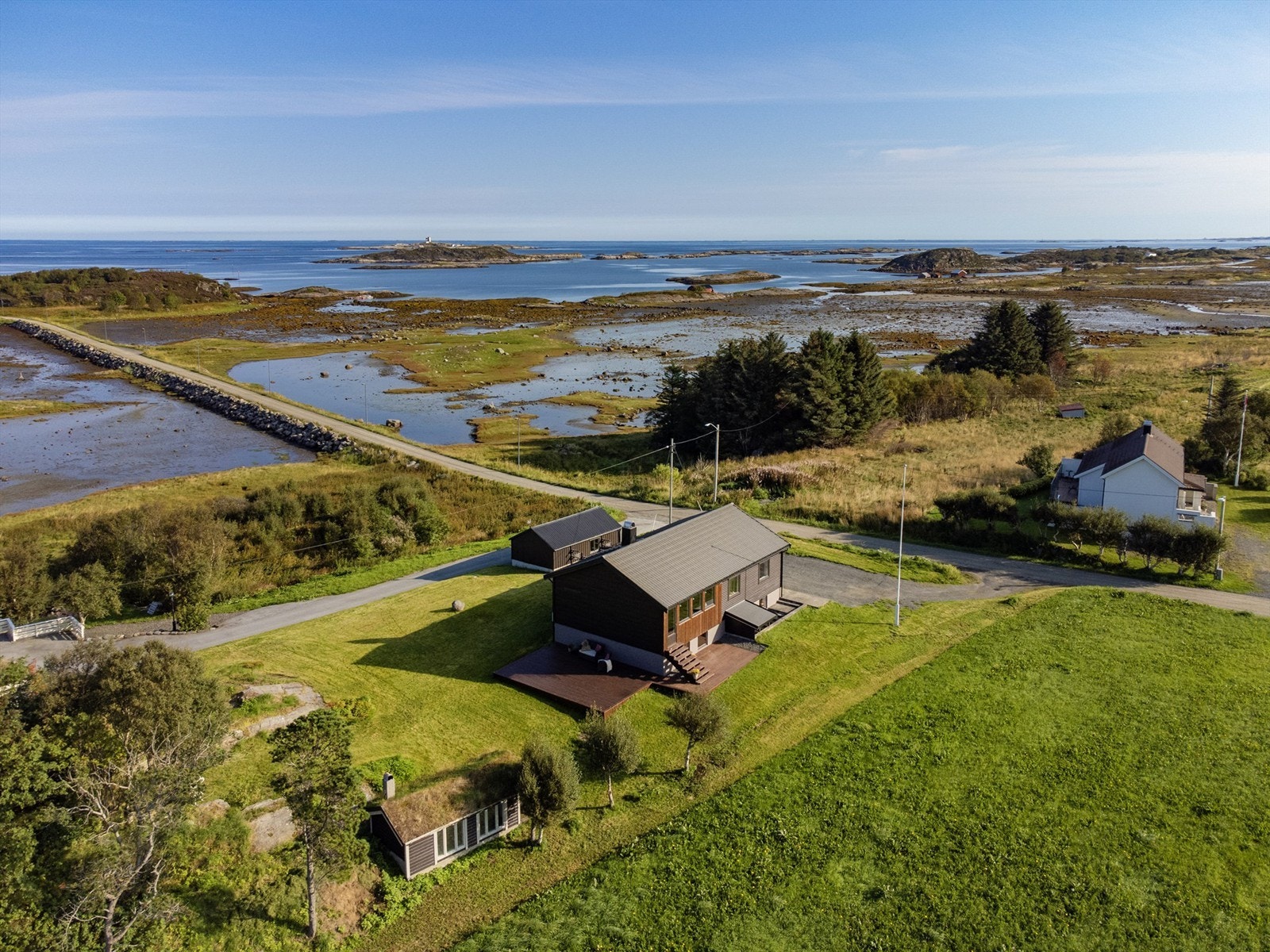 Boligen er beliggende på en attraktiv tomt ved Kråkholmen på Skotten, cirka 8 km fra Farstad sentrum. Galleribilde