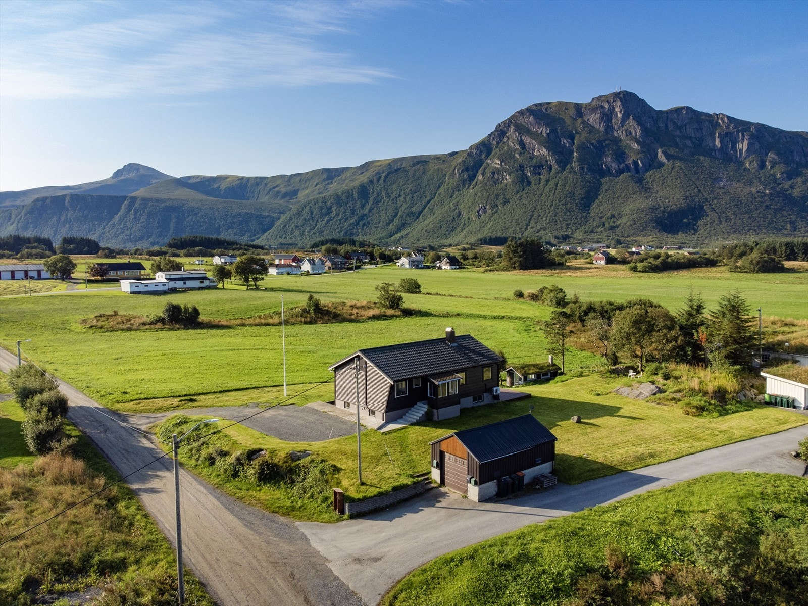 Boligen ligger fritt og solrikt til med idylliske omgivelser Galleribilde