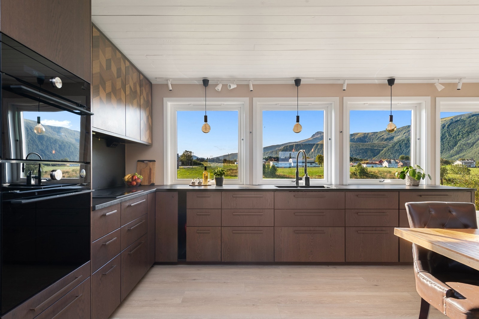 Stor og romslig kjøkken med innredning fra Ikea Galleribilde