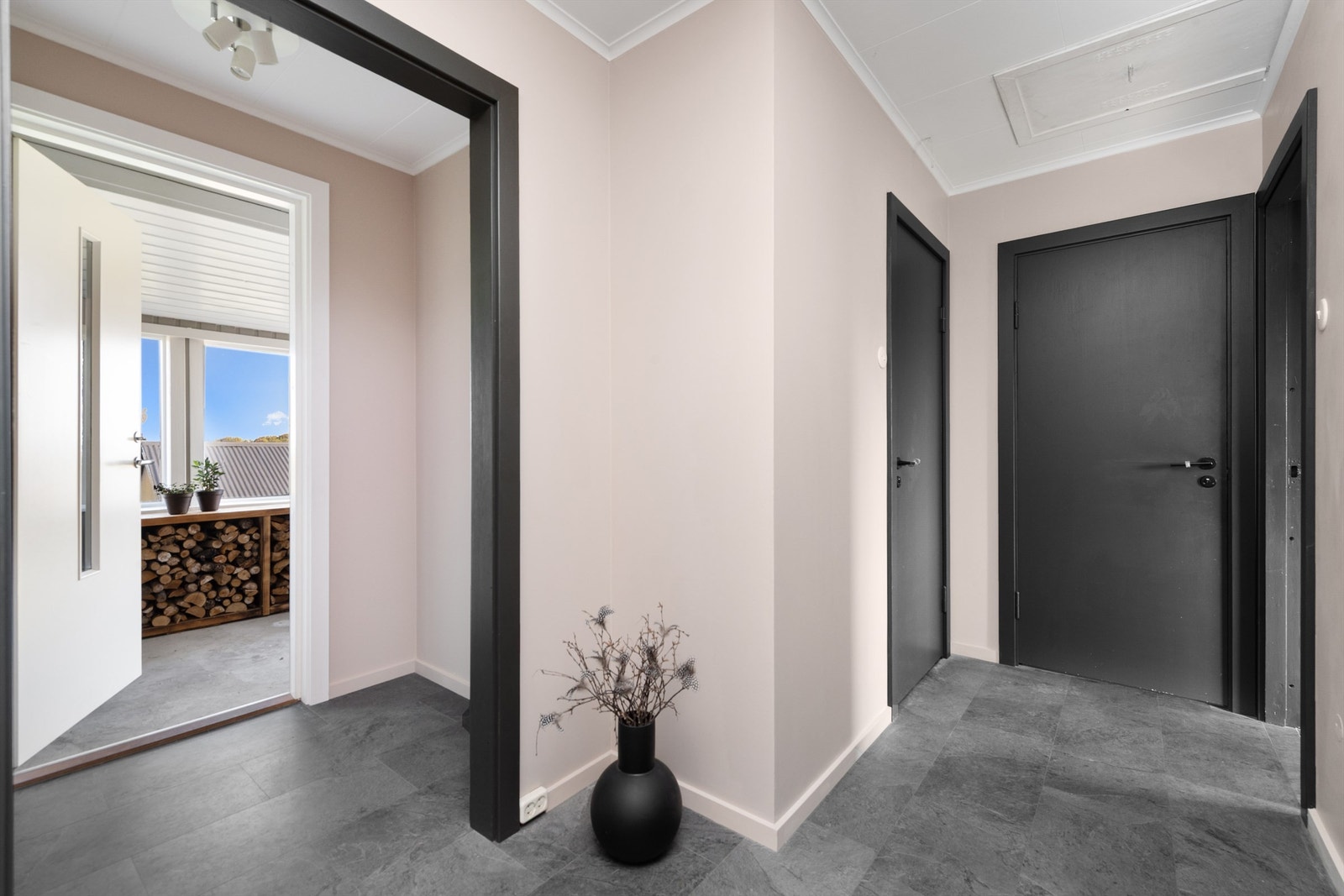 Vindfang/entré fra overbygd, åpent inngangsparti Galleribilde