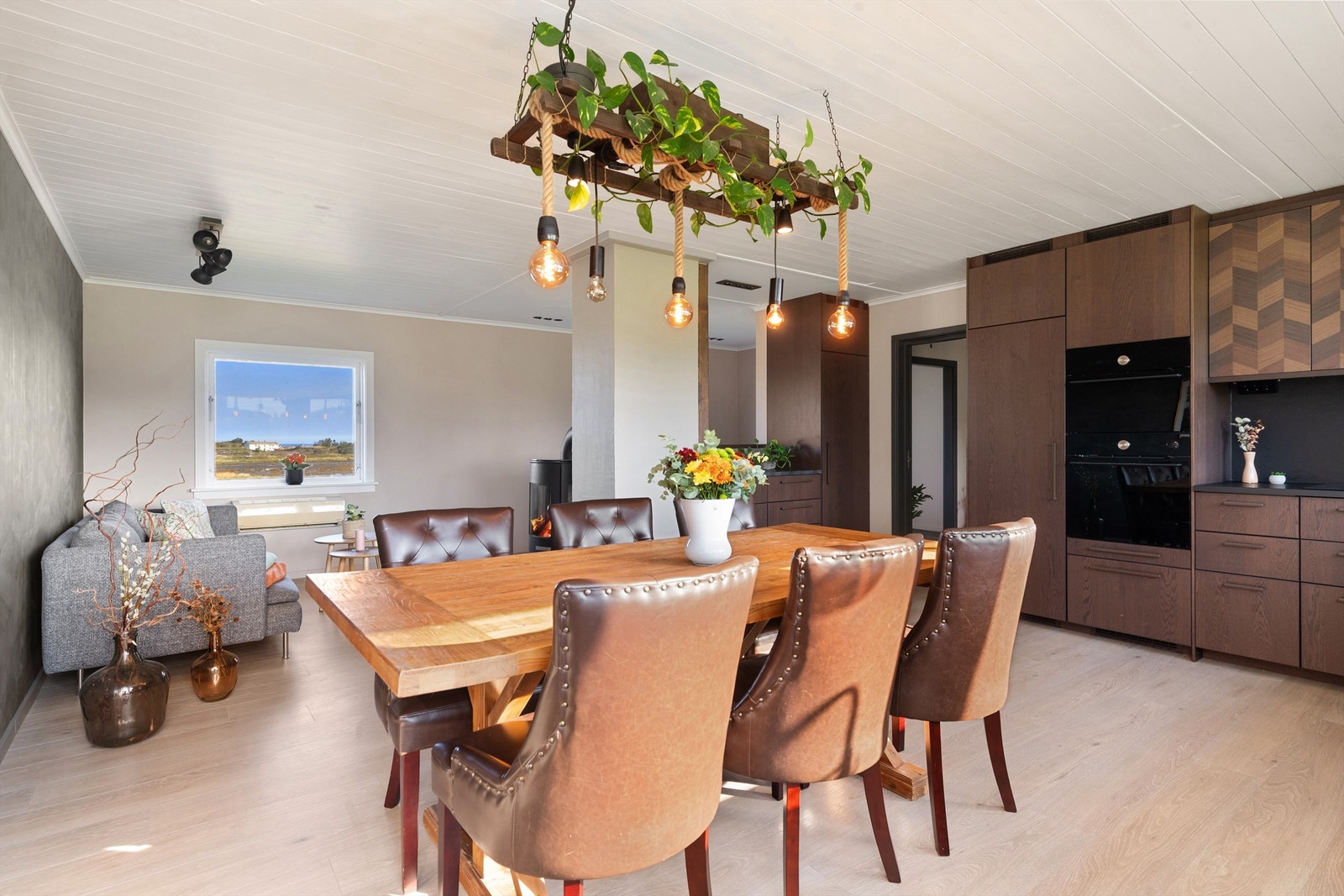 Stue og kjøkken er i åpen løsning Galleribilde