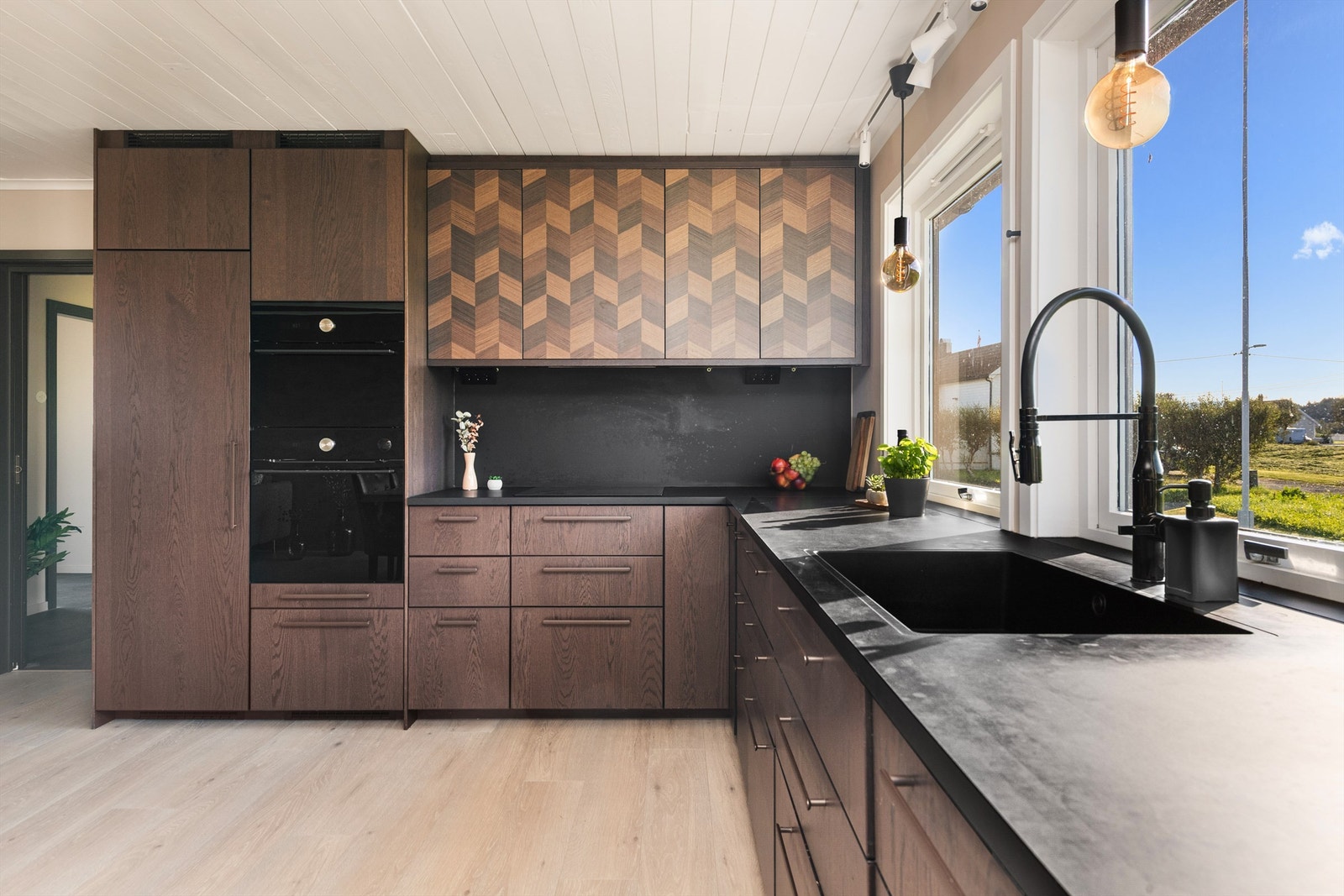 Gode vindusflater fra kjøkken som gir godt lysinnslipp Galleribilde