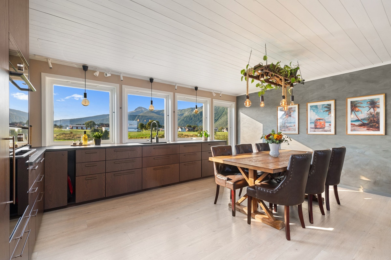 Her er det godt med skap- og benkeplass Galleribilde