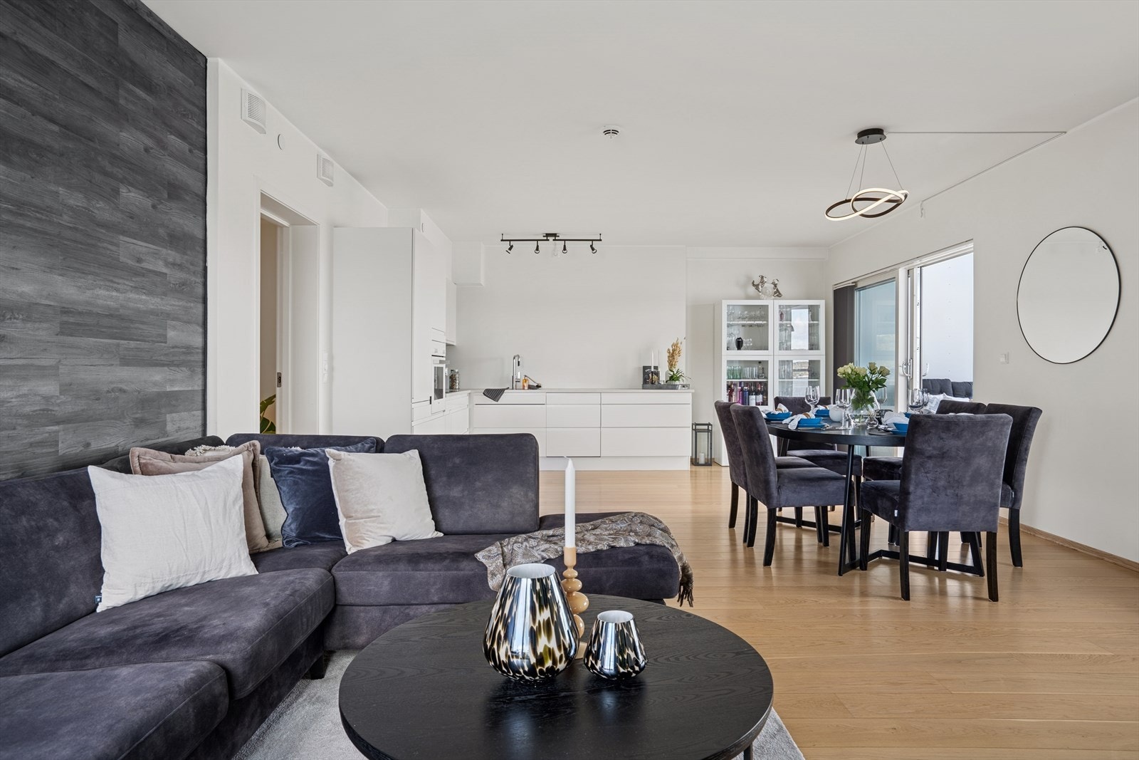 Lys og romslig åpen stue/kjøkkenløsning med store vindusflater som slipper inn rikelig med naturlig lys. Galleribilde