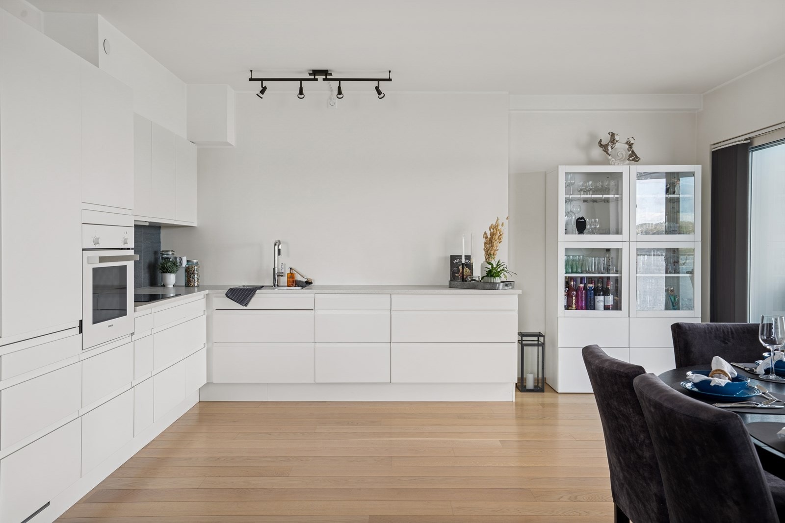 Kjøkkenet har god benkeplass og utgang til leilighetens andre flotte balkong. Galleribilde