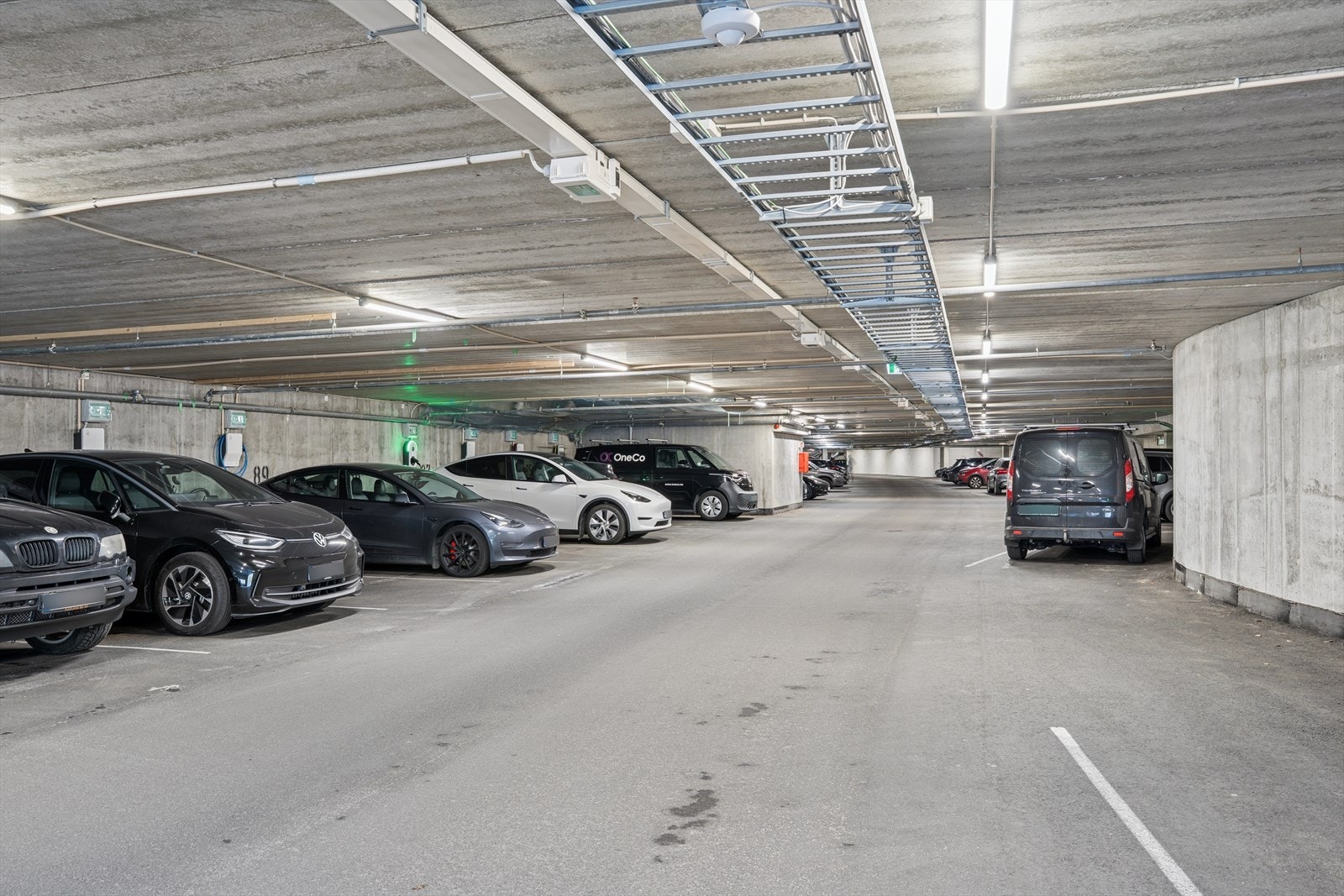 Leiligheten har en fast garasjeplass i garasjeanlegg. Galleribilde