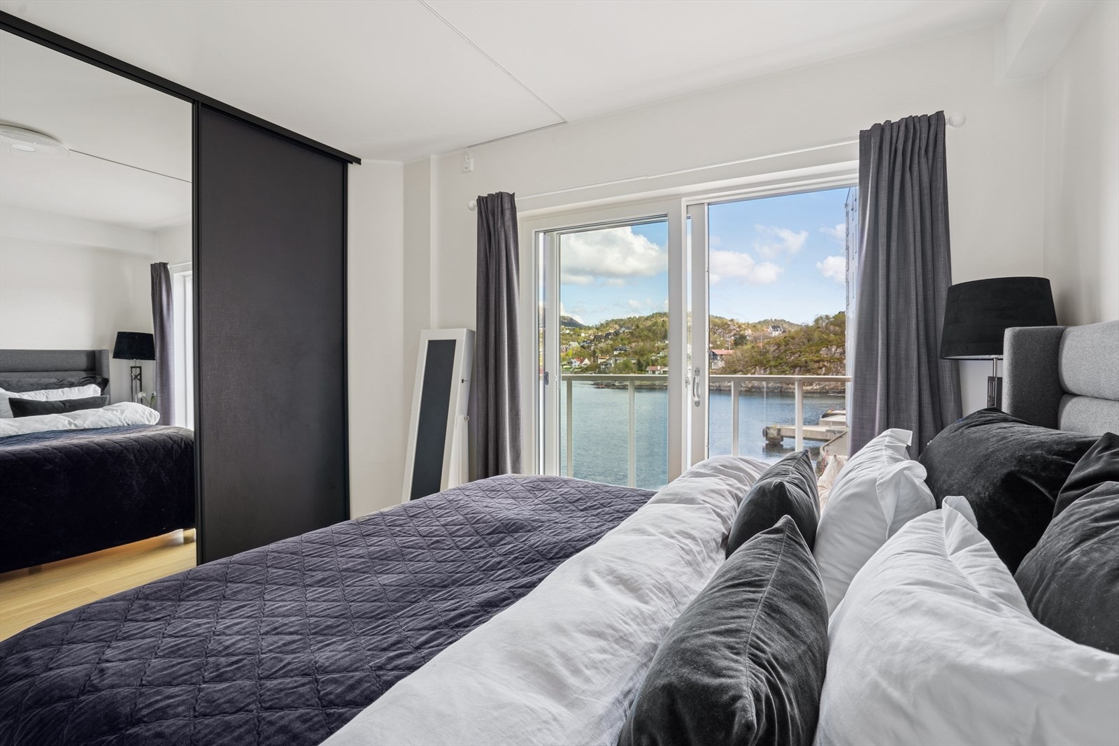 Hovedsoverom på hele 15 m² med eget bad og balkong. Galleribilde