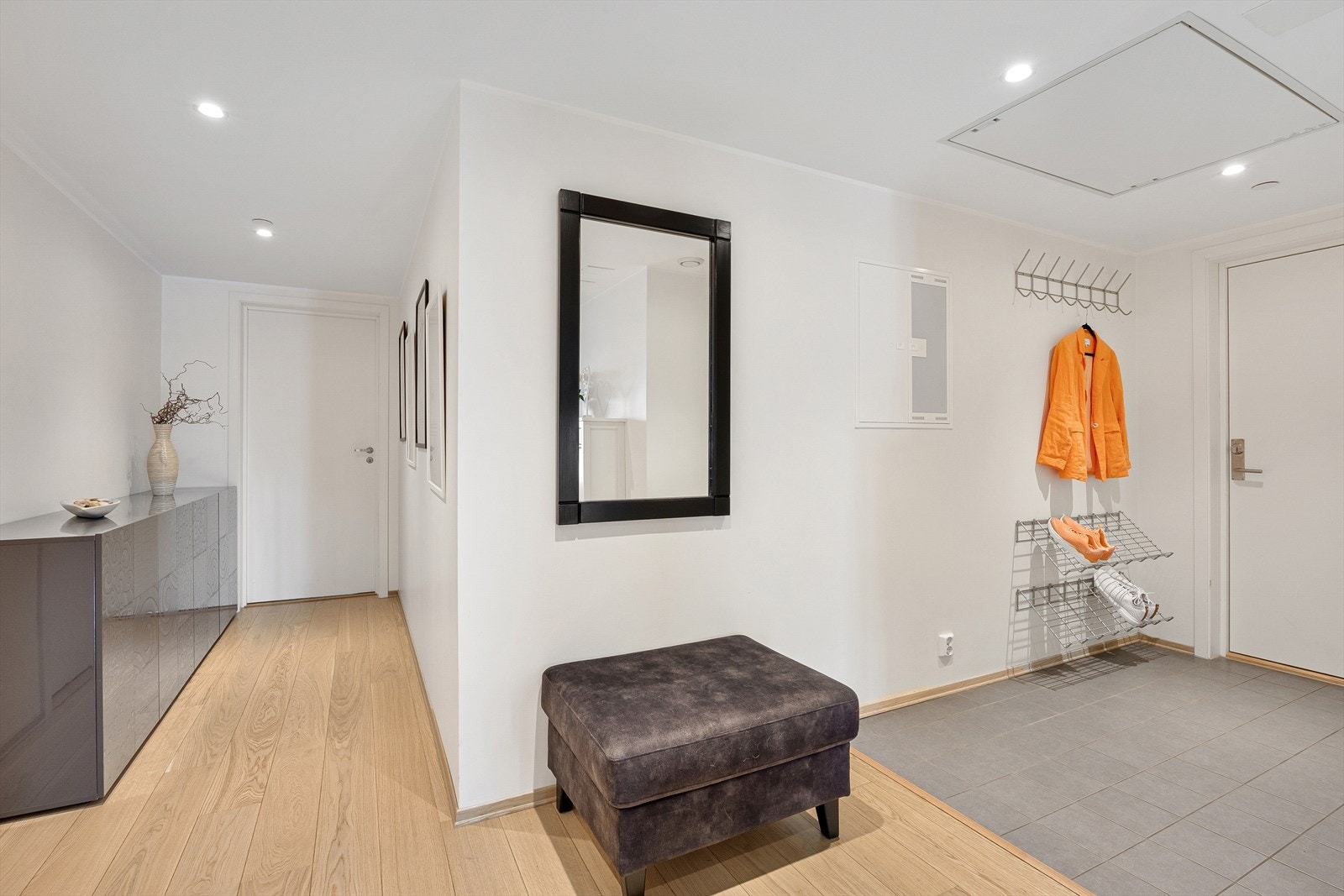 Her ønskes du velkommen inn til en stor og luftig entre med god skap- og oppbevaringsplass. Galleribilde