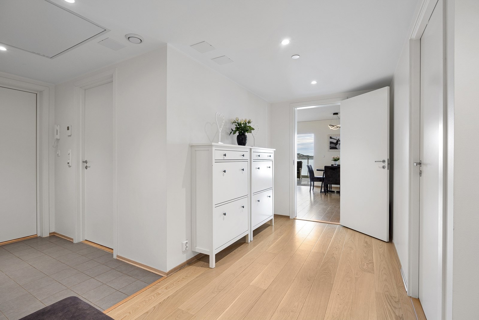 Fra entreen har du tilkomst til alle rom i leiligheten. Galleribilde