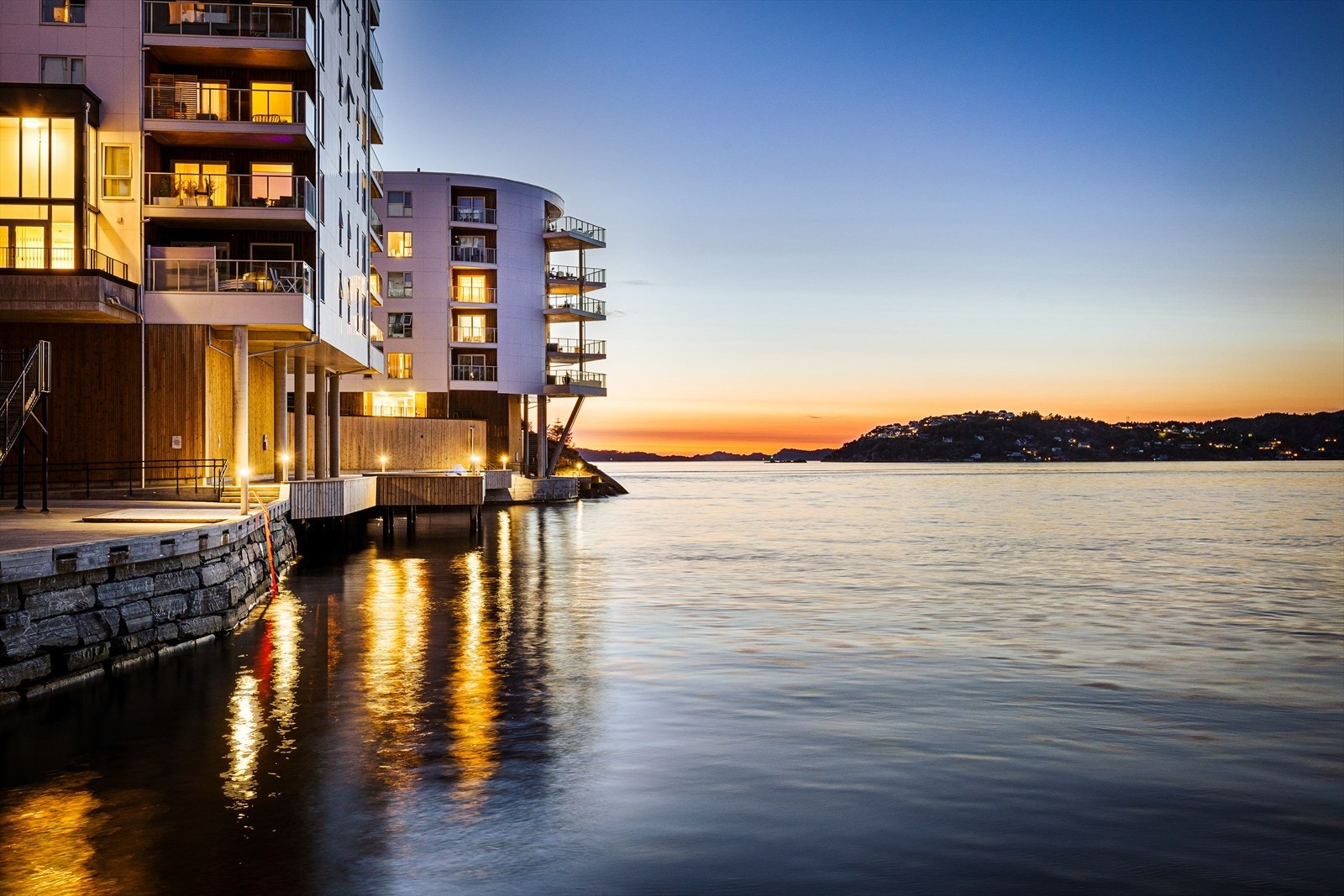 Her har du sjøen som nærmeste nabo og en flott bryggepromenade, båthavn og badestrand like ved. Galleribilde