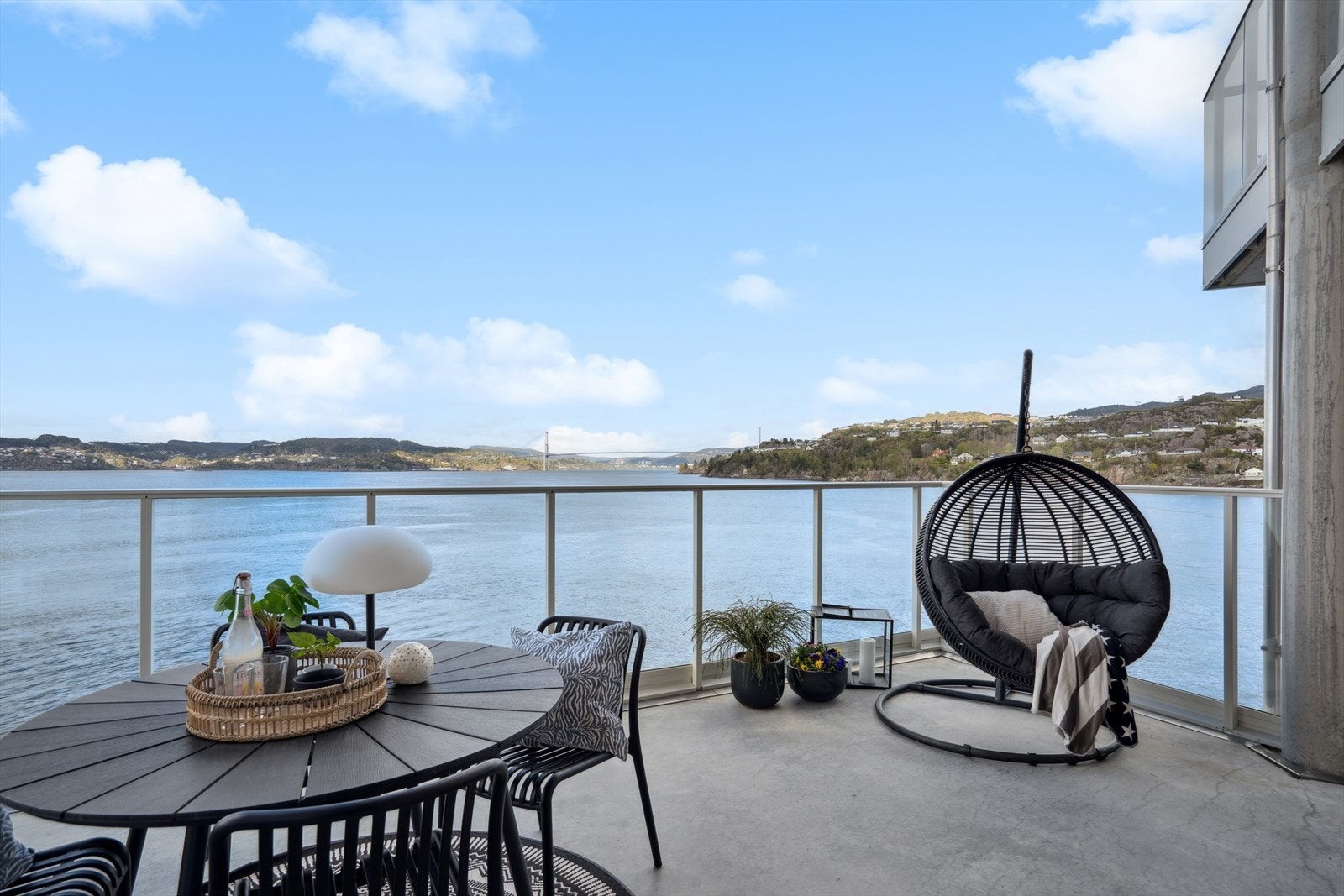 Her får du noen fantastiske uteplasser med en ekstraordinær utsikt helt i sjøkanten. Galleribilde