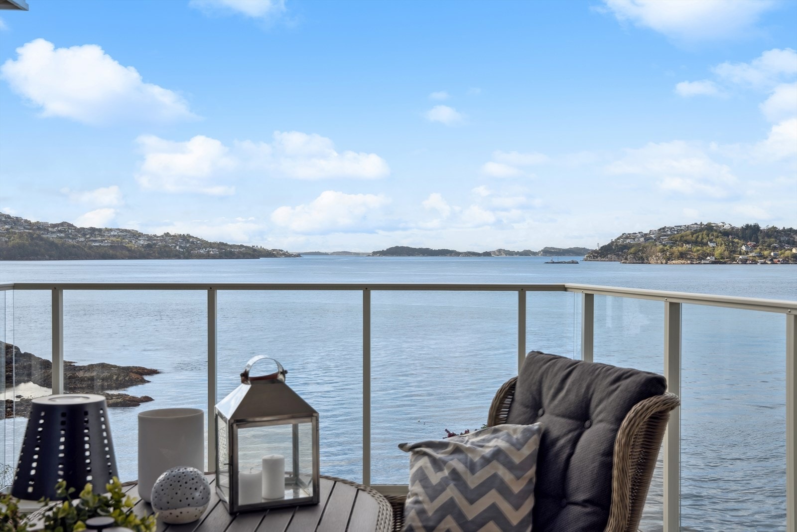 Om sommeren kan man fra denne balkongen nyte solen fra ettermiddagen og helt til den går ned i havet, midt i Hjeltefjorden. Galleribilde