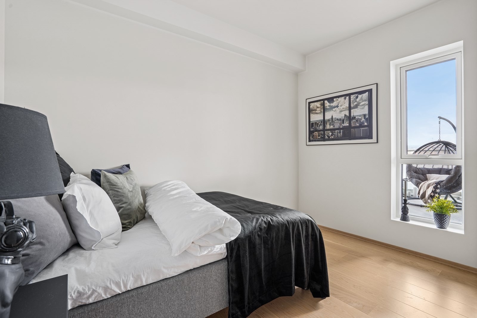 Soverom med god plass til innredning av skap og dobbeltseng. Store vindusflater for rikelig med naturlig lysinnslipp. Galleribilde