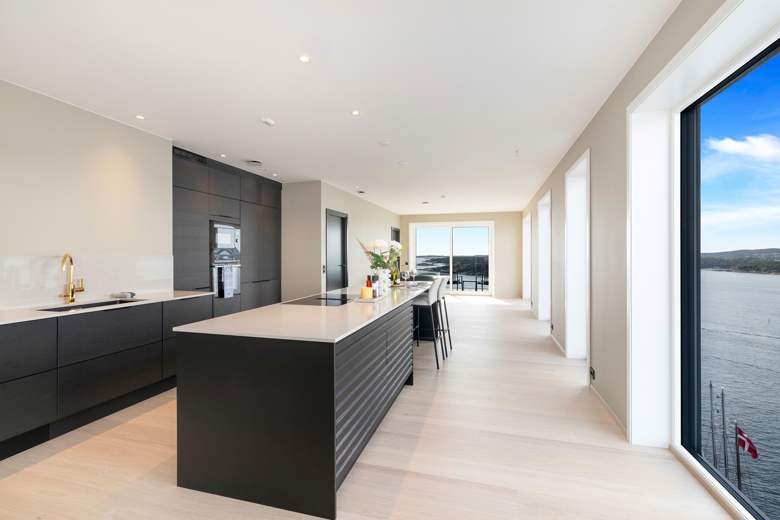 Det betydelig oppgraderte kjøkkenet fra Strai har rikelig med oppbevaringsplass samt kjøkkenøy. Galleribilde