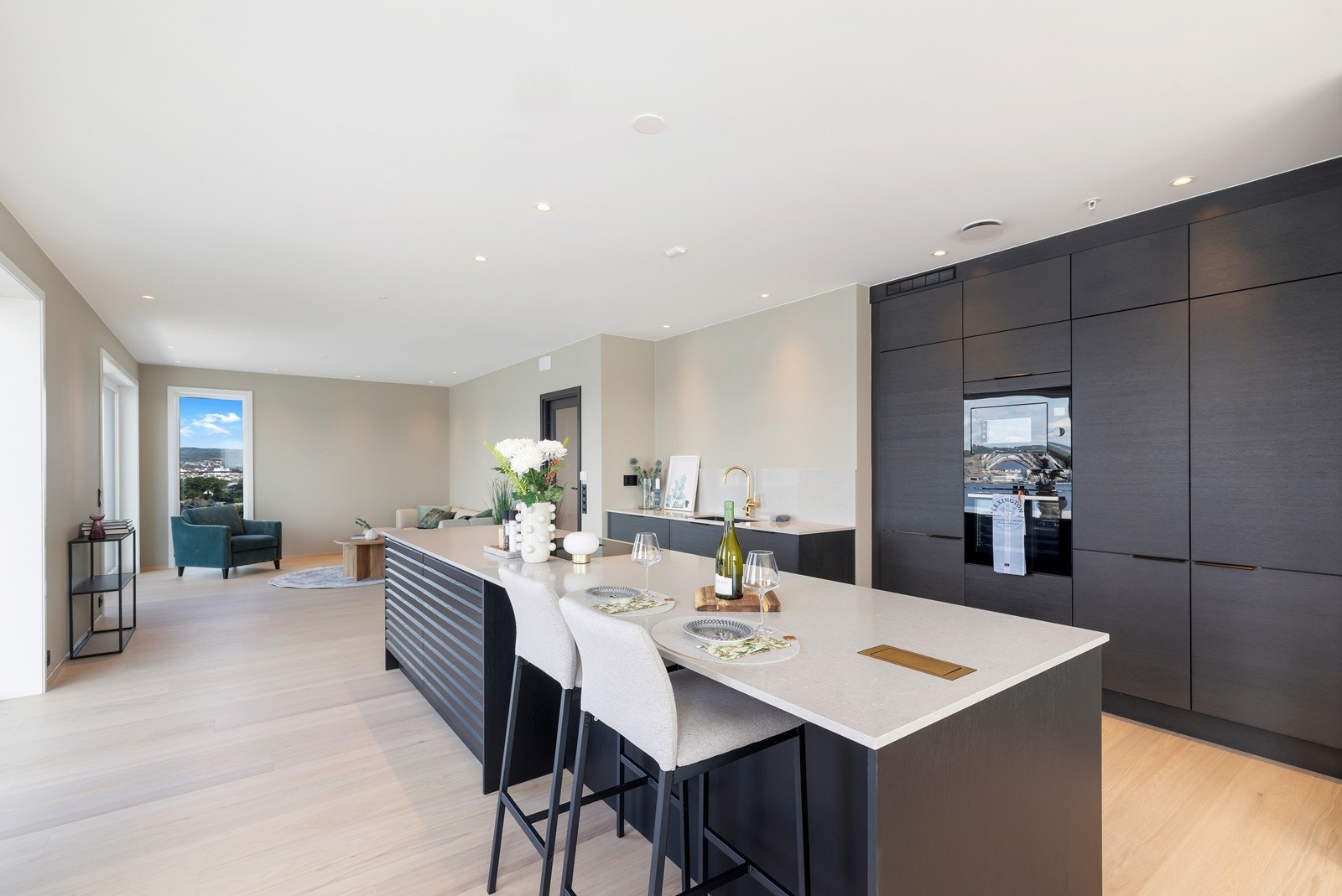 Leilighetens hovedrom består av en åpen stue- og kjøkkenløsning med store vindusflater som gir rikelig med naturlig lys. Galleribilde