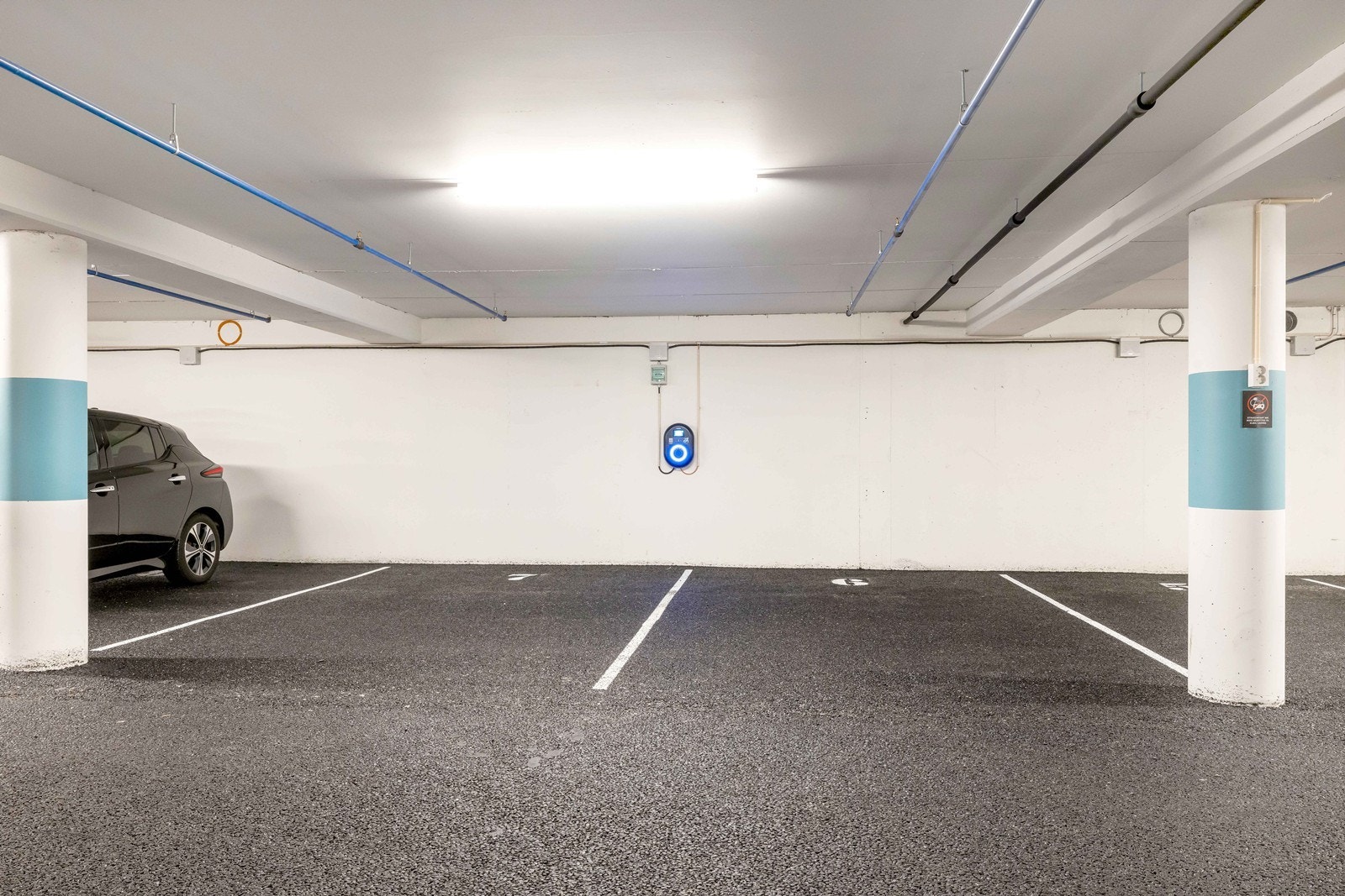 Det medfølger to parkeringsplasser i parkeringsanlegg, samt bod i fellesareal. El.lader montert. Galleribilde