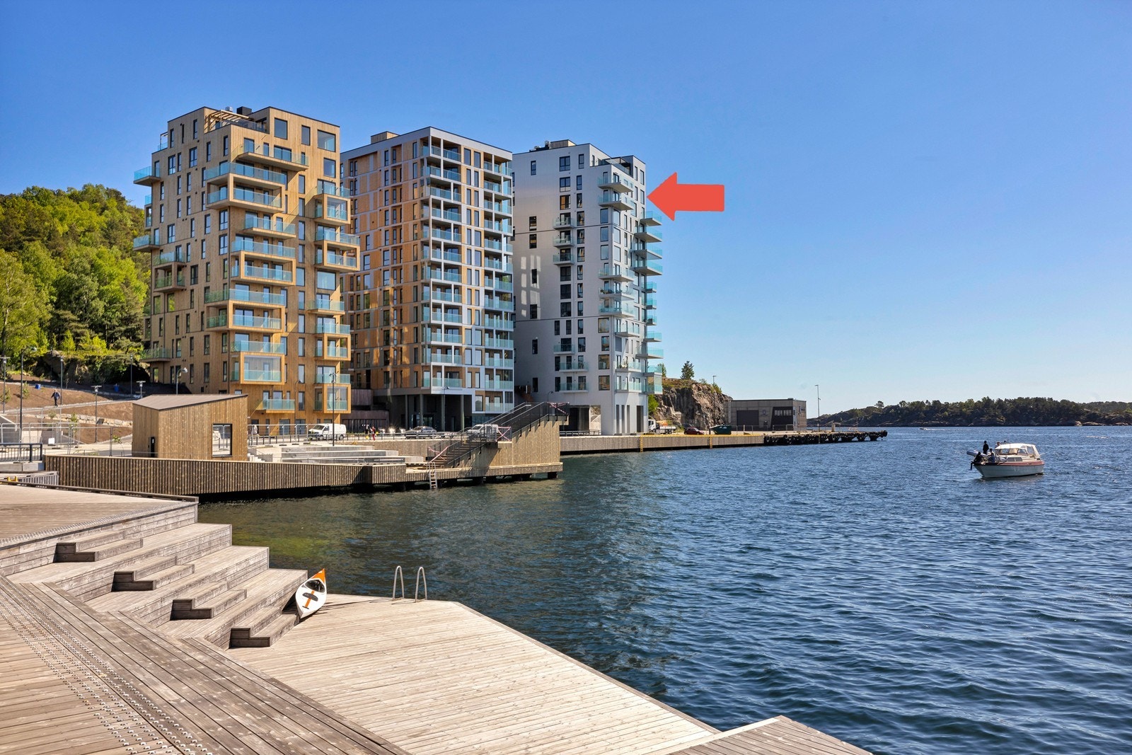 Tre søstre i Kanalbyen ligger vestvendt ved sjøen på Odderøya, sentralt i Kristiansand og like ved Kilden, Kunstsiloen, Fiskebrygga og Kulturtorget. En fem minutters spasertur fra Kanalbyen ligger Markensgate Galleribilde