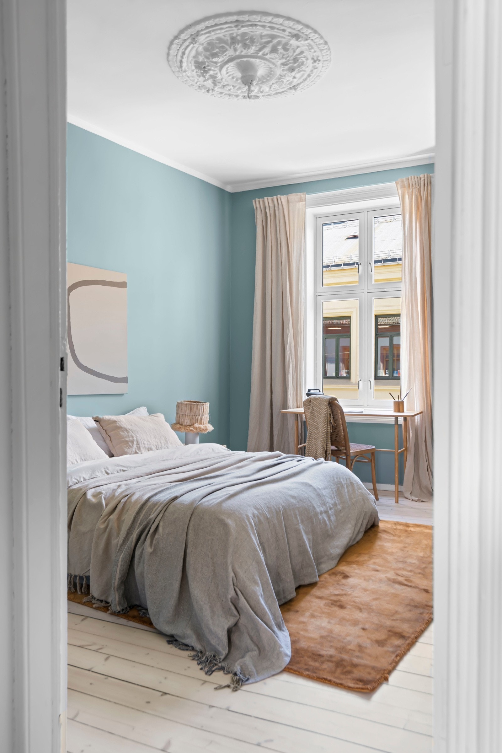 Soverom 1 har en flott størrelse og har god plass til dobbeltseng med tilhørende nattbord. Galleribilde
