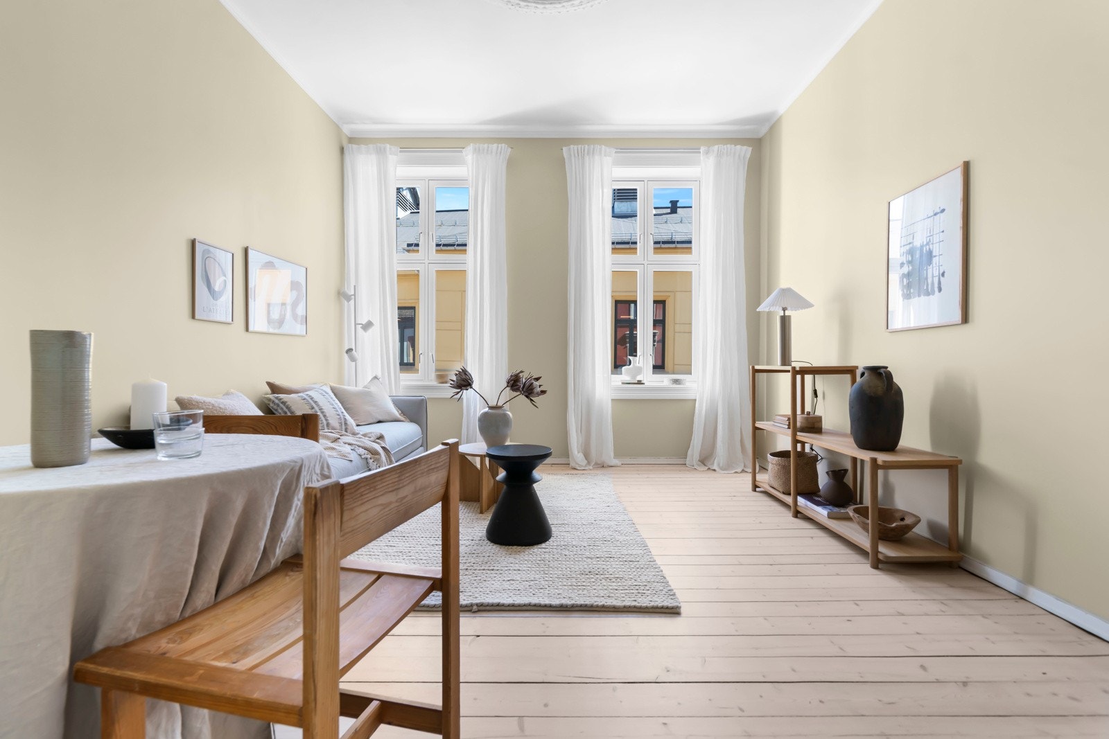 Hyggelig stue med god plass til sofagruppe, spisebord og oppbevaringsmøbler. Galleribilde
