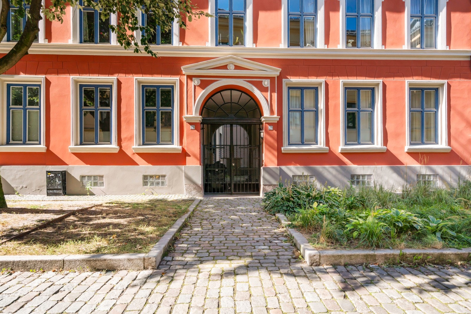 Flott klassisk bygård med adkomst fra brosteinsbelagte og rolige Deichmans gate. Galleribilde