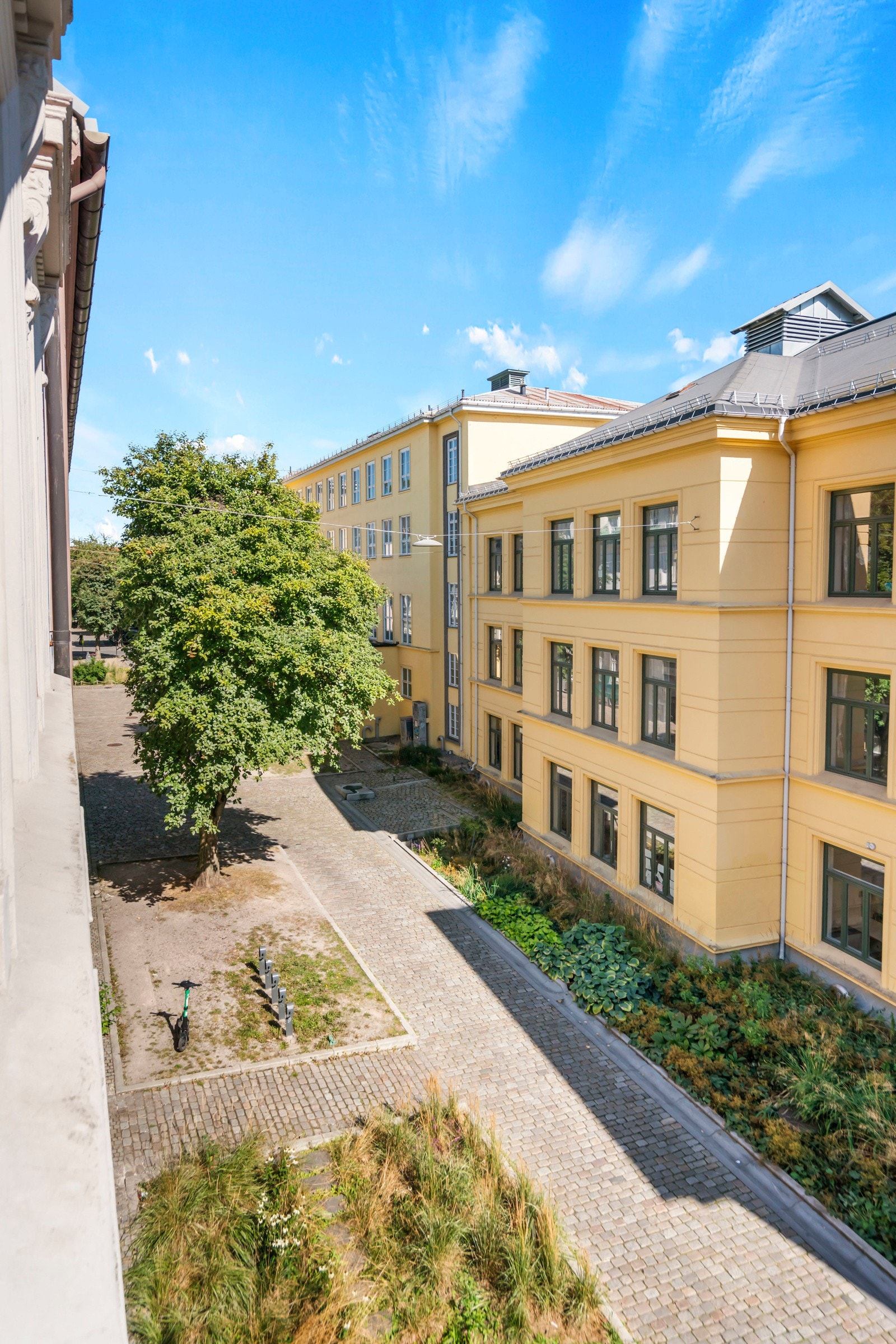 Fra stuen og soverom 1 har man flott utsyn over Deichmans gate og mot Møllergata skole. Galleribilde