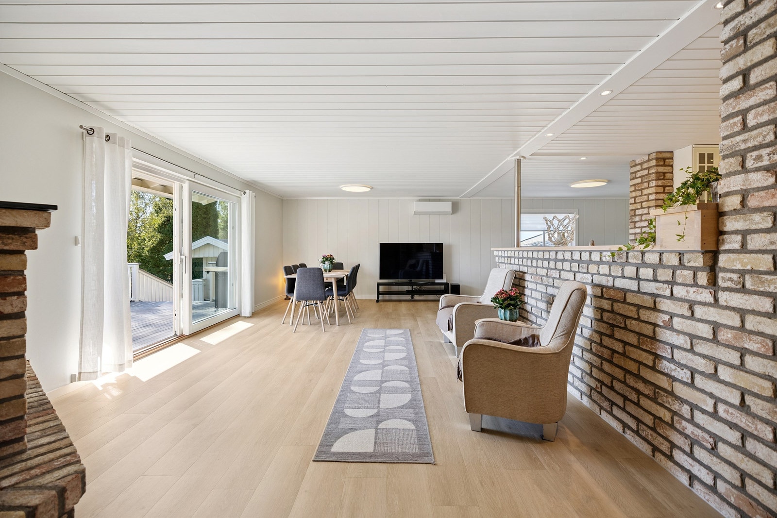 Romslig stue med plass til både sofagruppe og spisebord. Utgang til terrassen via heve/skyvedør. Galleribilde