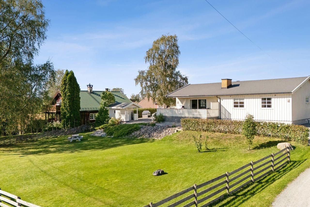 Velkommen til Brynsvegen 2! Trivelig eiendom på stor tomt med enebolig, garasje og uthus/lekestue. Galleribilde