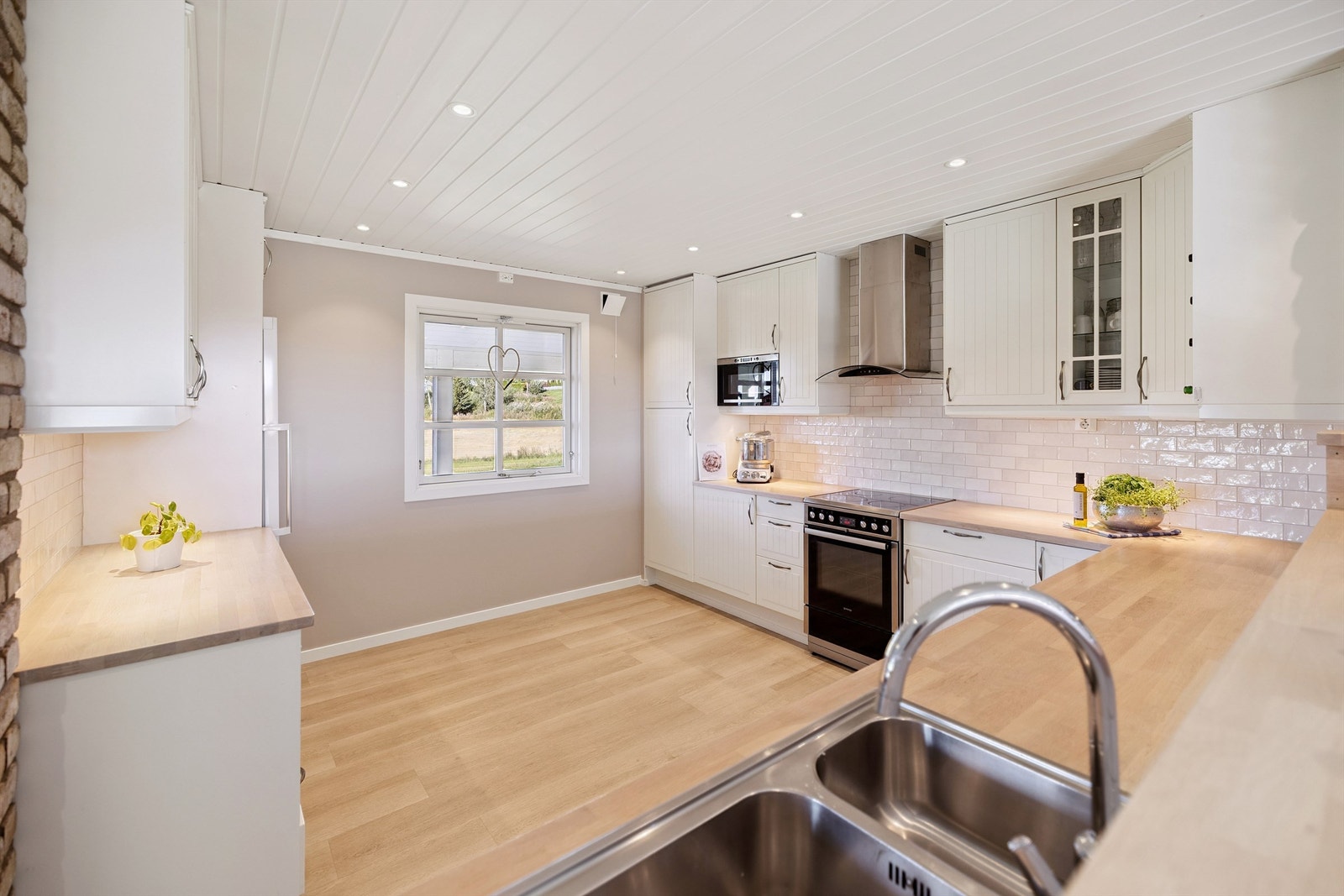 Praktisk kjøkken med benkeplate i heltre og god arbeidsflate. Galleribilde