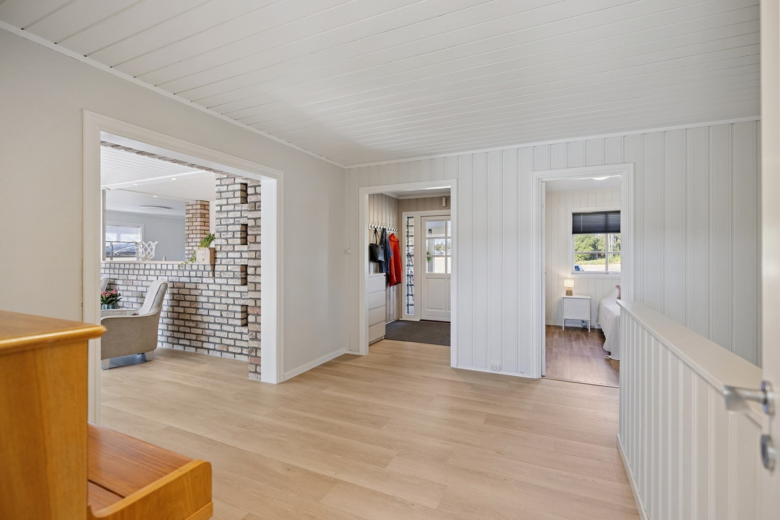 Den lyse og romslige gangen binder boligens rom naturlig sammen Galleribilde