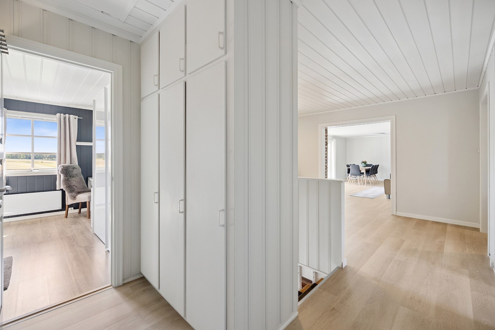 I gangen er det plassbygde skap for oppbevaring. Galleribilde