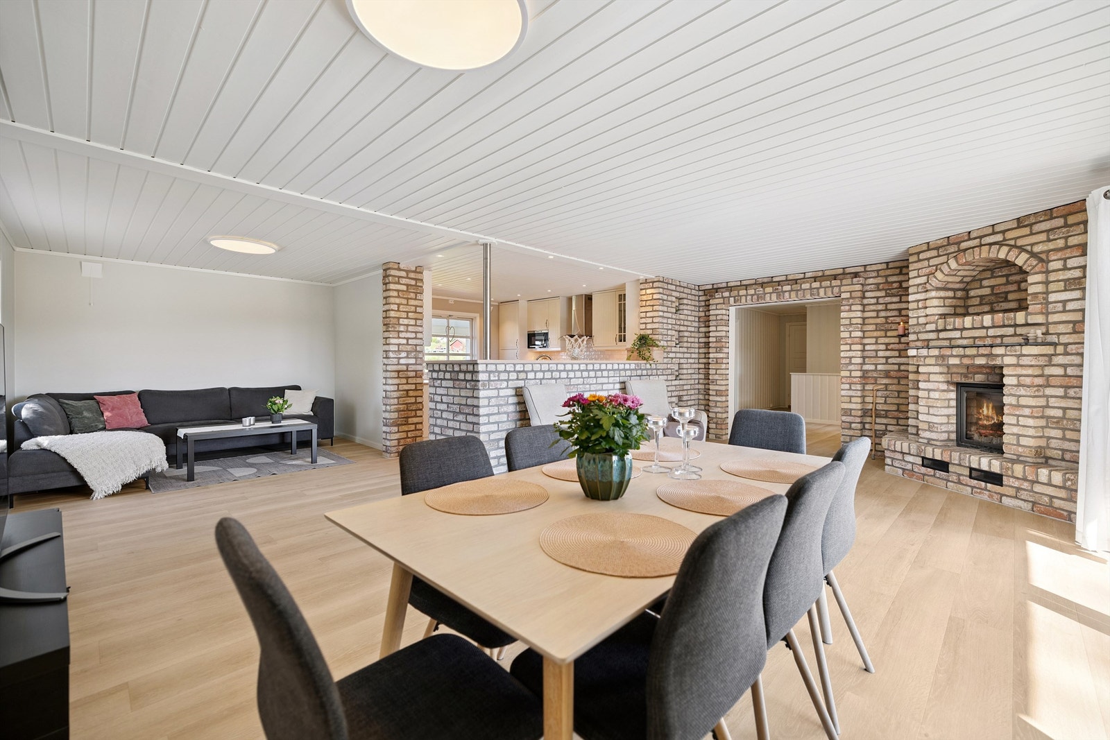 Stuen. God plass til en stor spisegruppe for hyggelige måltider med familie og venner. Galleribilde