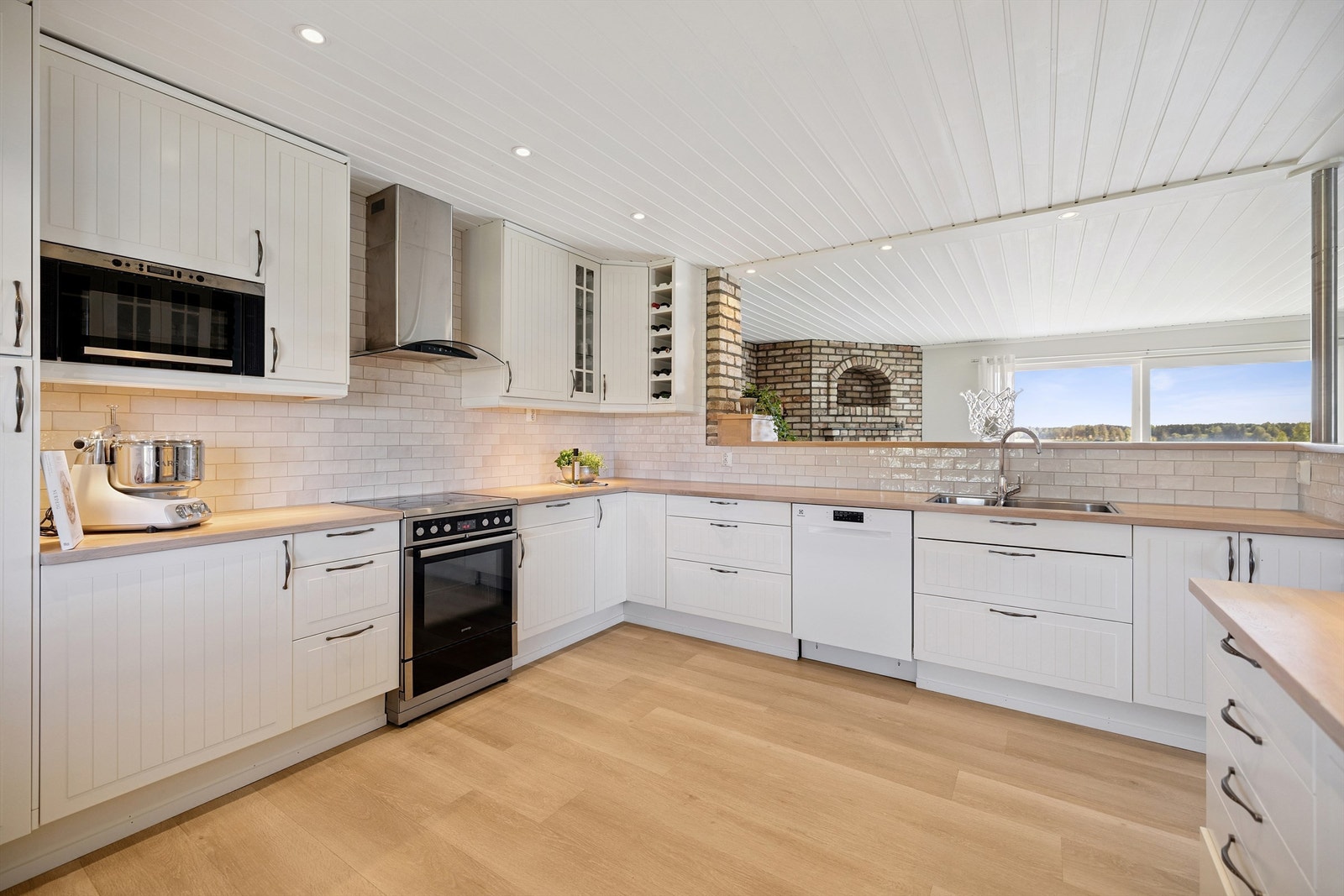 Romslig kjøkken. Innredning fra 2009 med lyse profilerte fronter. Galleribilde