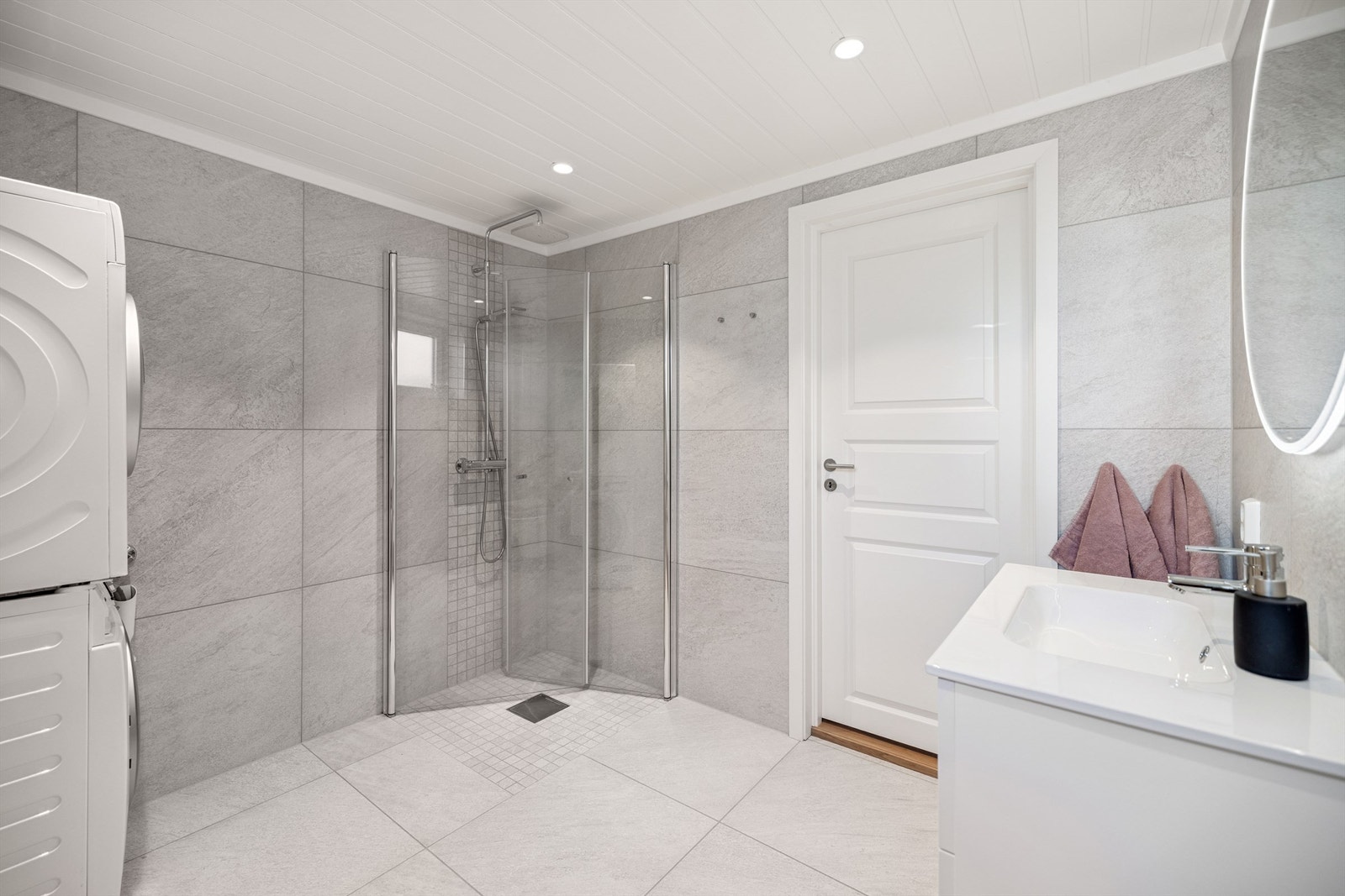 Nyoppusset bad i kjeller. Galleribilde