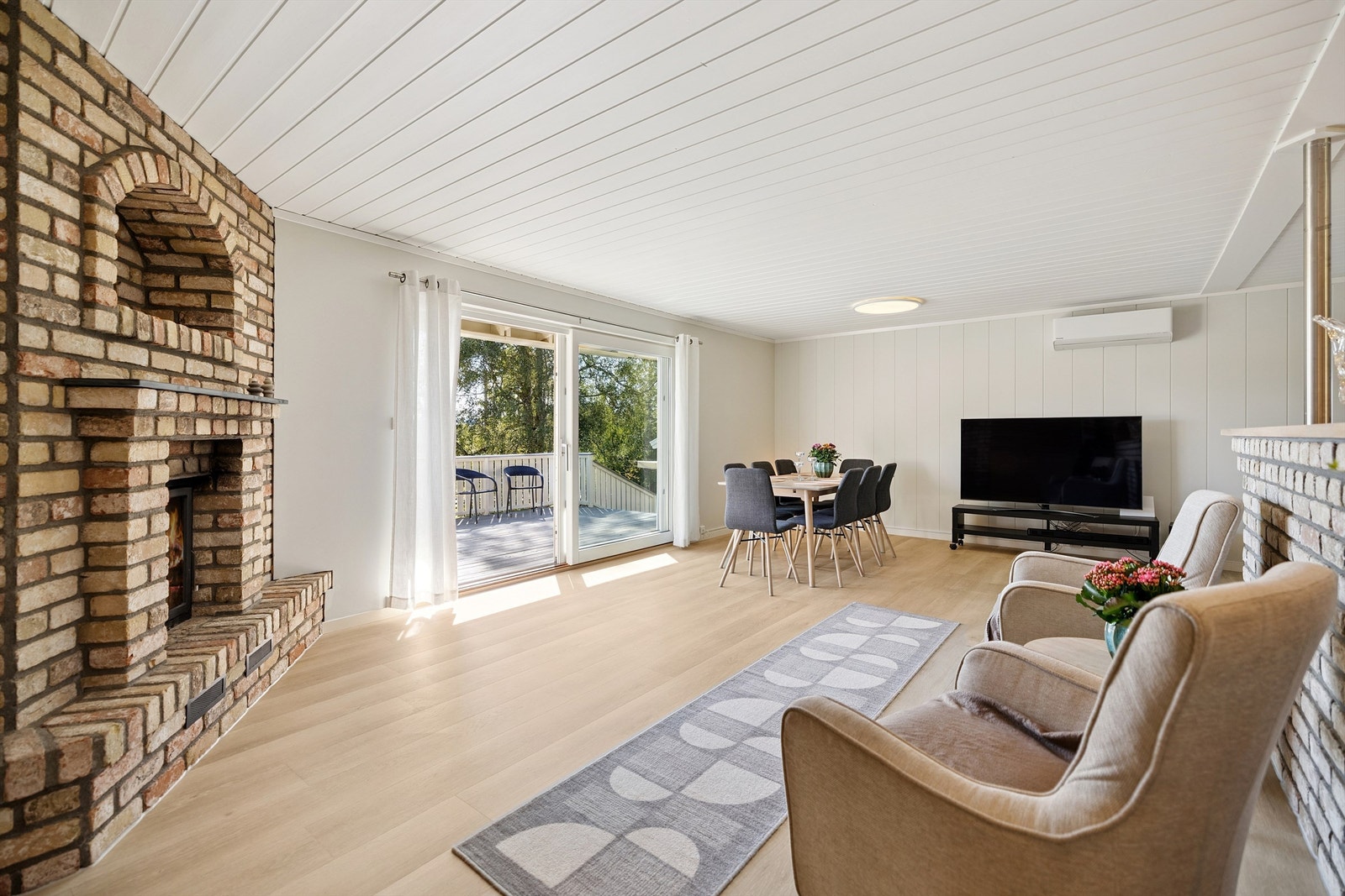 Stuen er lys og romslig og gir flere gode møbleringsmuligheter Galleribilde