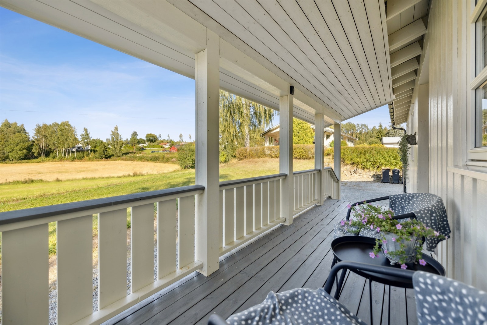 Koselig, overbygget veranda ved inngangspartiet hvor morgenkaffen kan nytes i fred og ro. Galleribilde